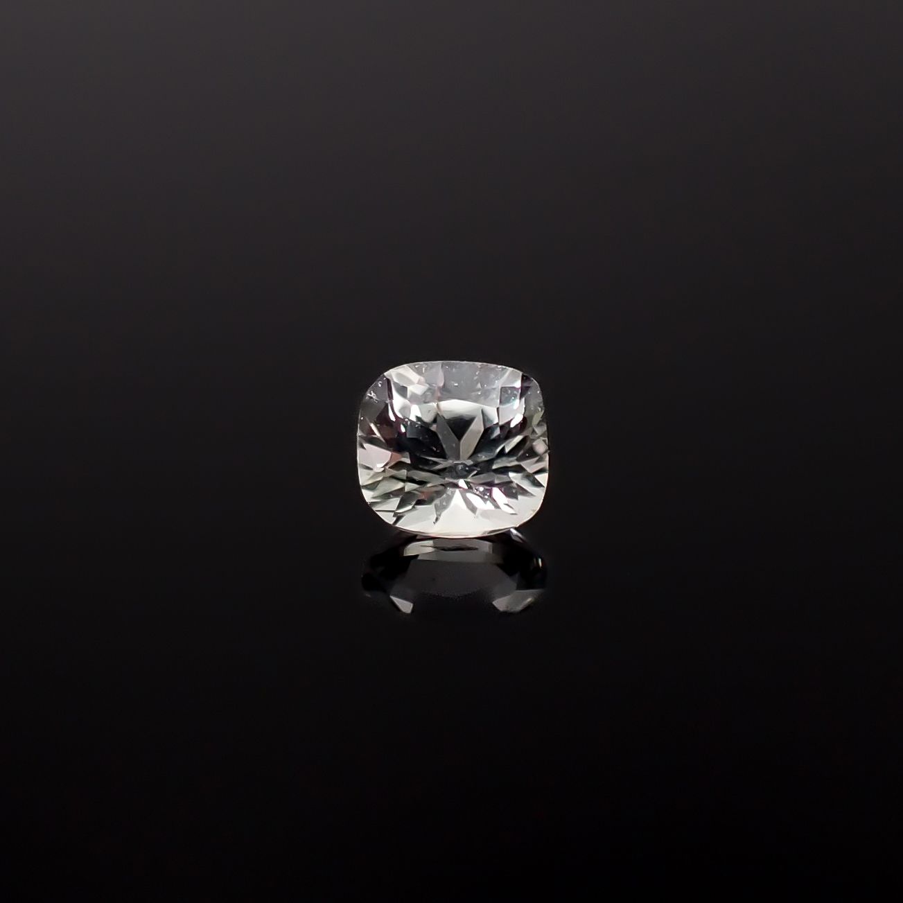 アクロアイト ナイジェリア産 0.26ct / 3.9x3.5mm前後 [251231358]