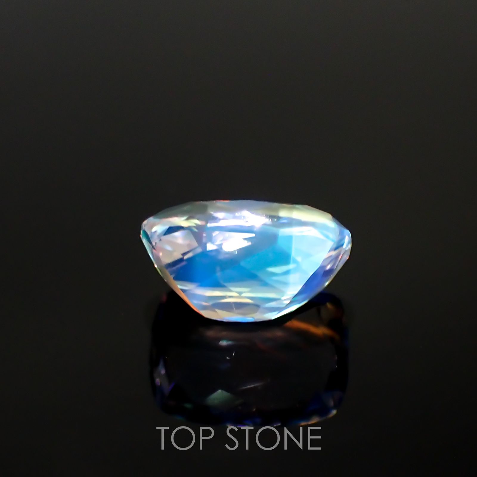 レインボームーンストーン(宝石名ラブラドライト) マダガスカル産 1.598ct ソ付(彩珠)[210711771]8.4×6.3mm前後