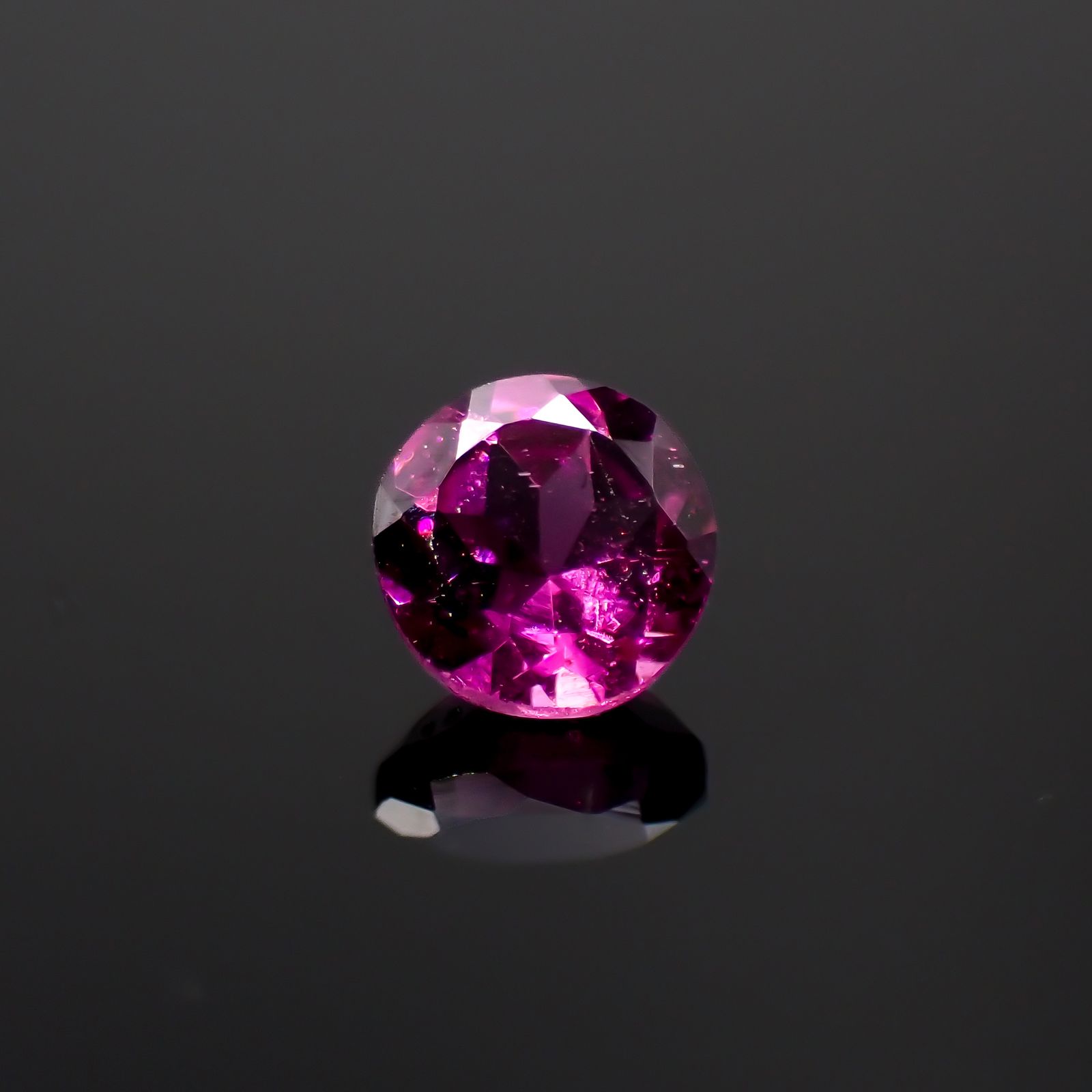 マラヤガーネット(宝石名ガーネット)タンザニア産 0.39ct 識別済[230823050]4.1x4mm前後