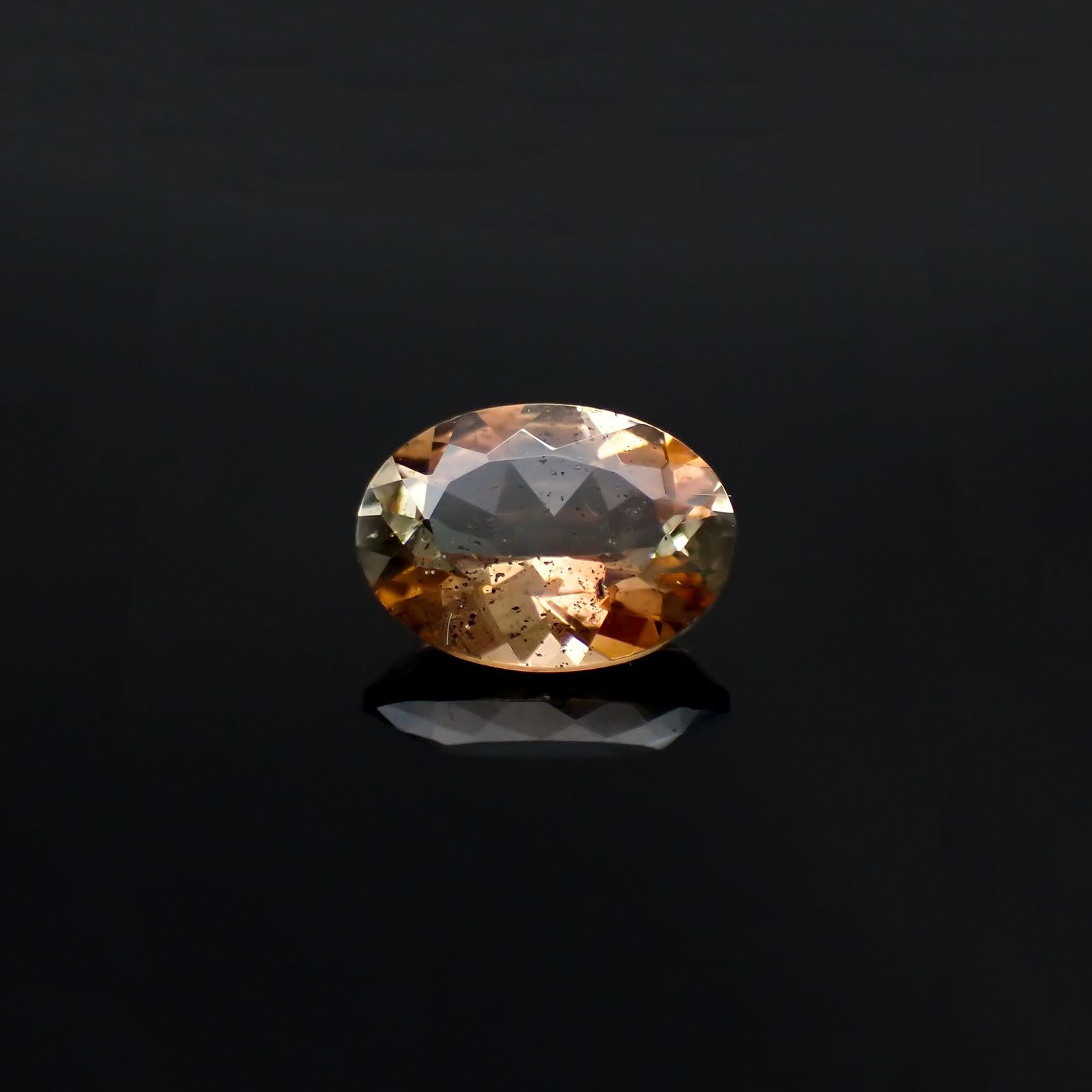 バイカラーアンダリュサイト(宝石名アンダリュサイト)スリランカ/マダガスカル産 0.74ct 識別済[220917583]7.1x5.1mm前後