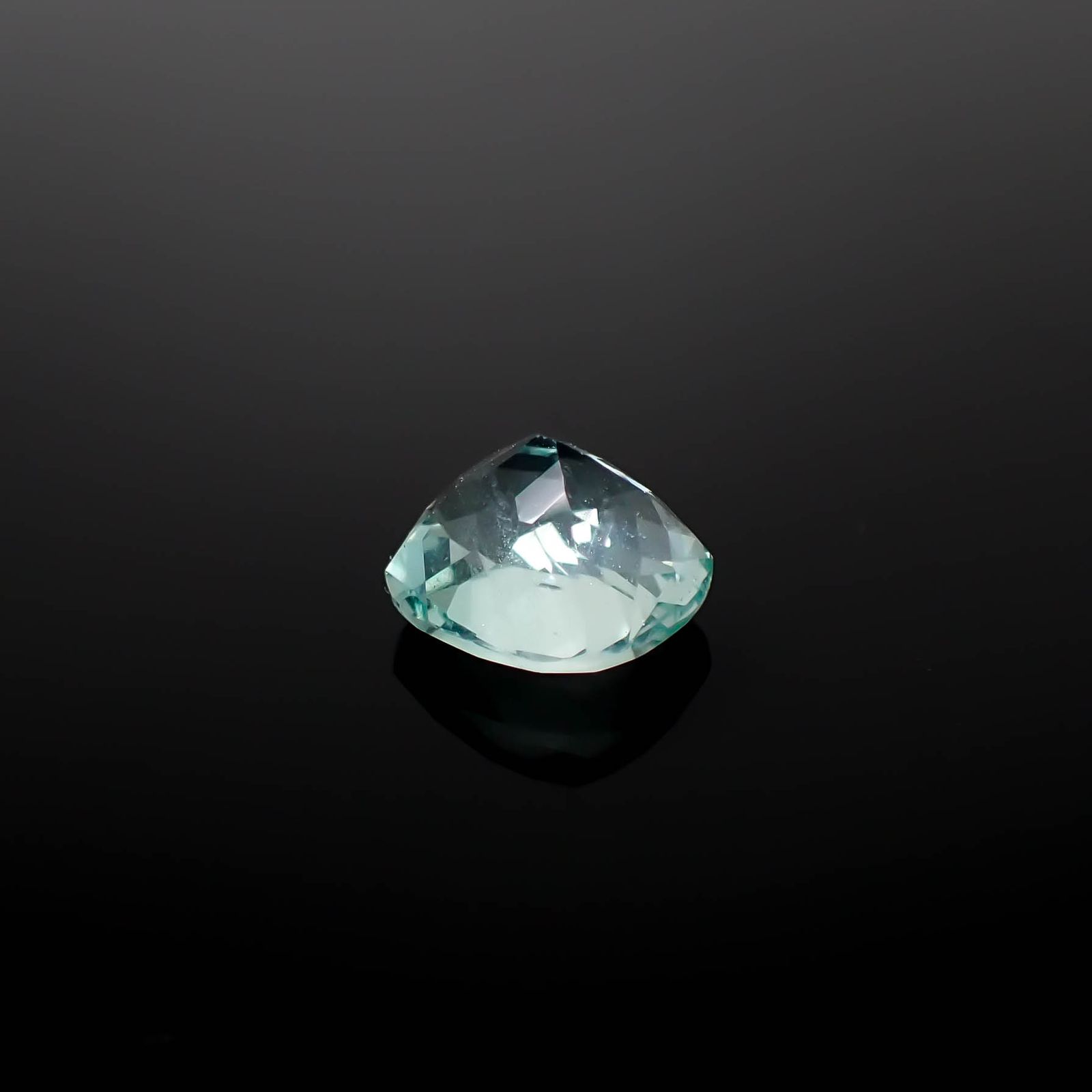 フローライト フルオレッセンス ジンバブエ産 1.85ct [250630513]7.7x6.9mm前後