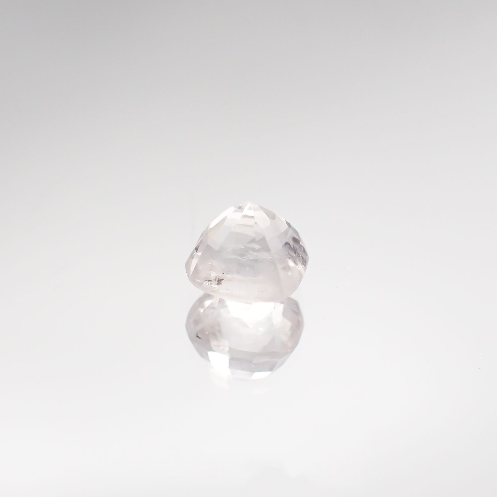 ホワイトターフェアイト(宝石名ホワイト・ターフェアイト) スリランカ産 0.684ct ソ付(彩珠)[210711694]4.7×4.6mm前後