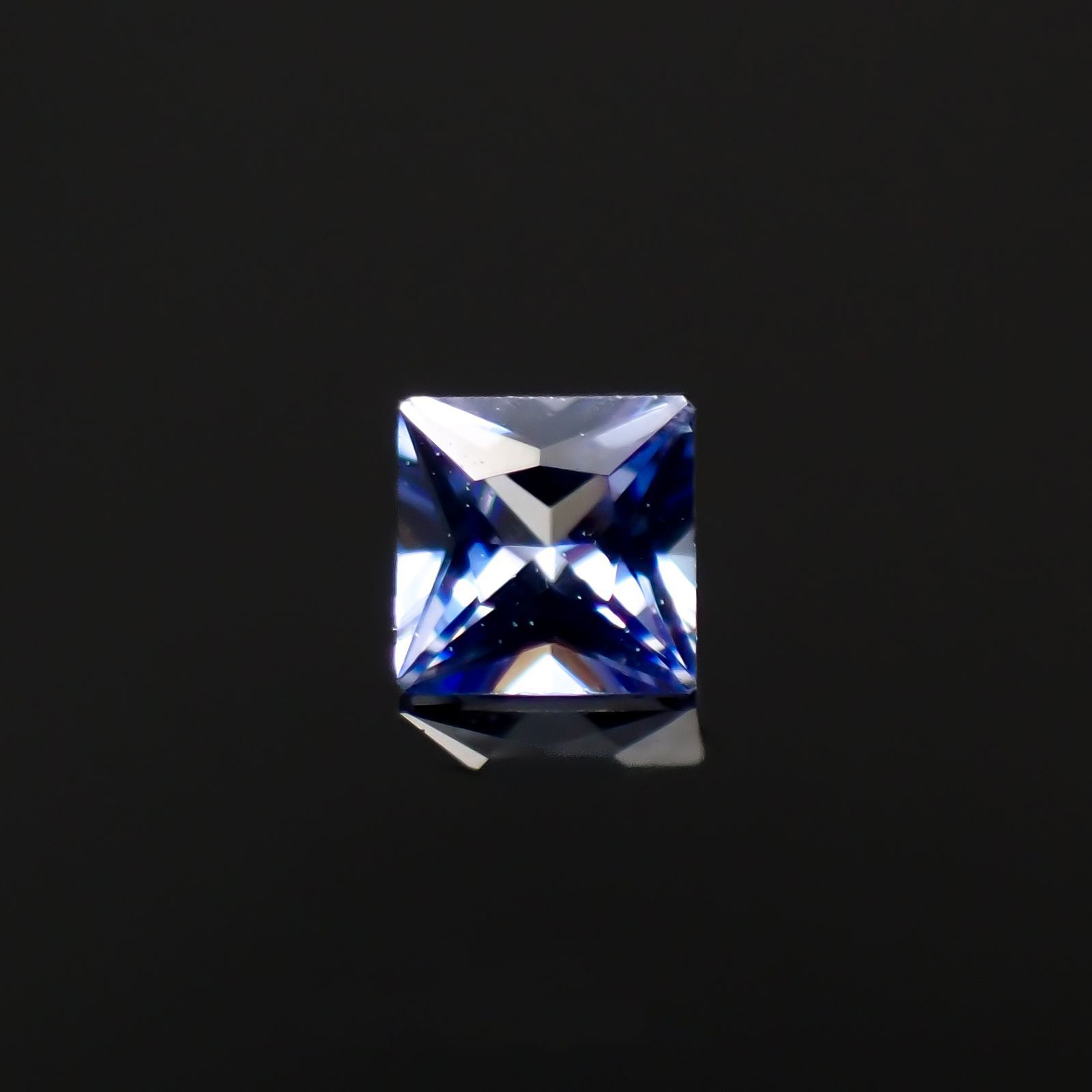 ◇プリンセスカット◇ベニトアイト アメリカ・カリフォルニア州産 0.061ct [221219600]2.2x2.2mm前後