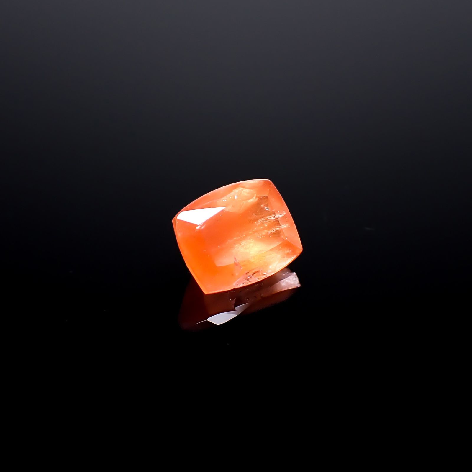 サンストーンスキャポライト(宝石名シーン・スキャポライト)タンザニア産 識別済 2.03ct / 8.7x7.1mm前後 [260832729]