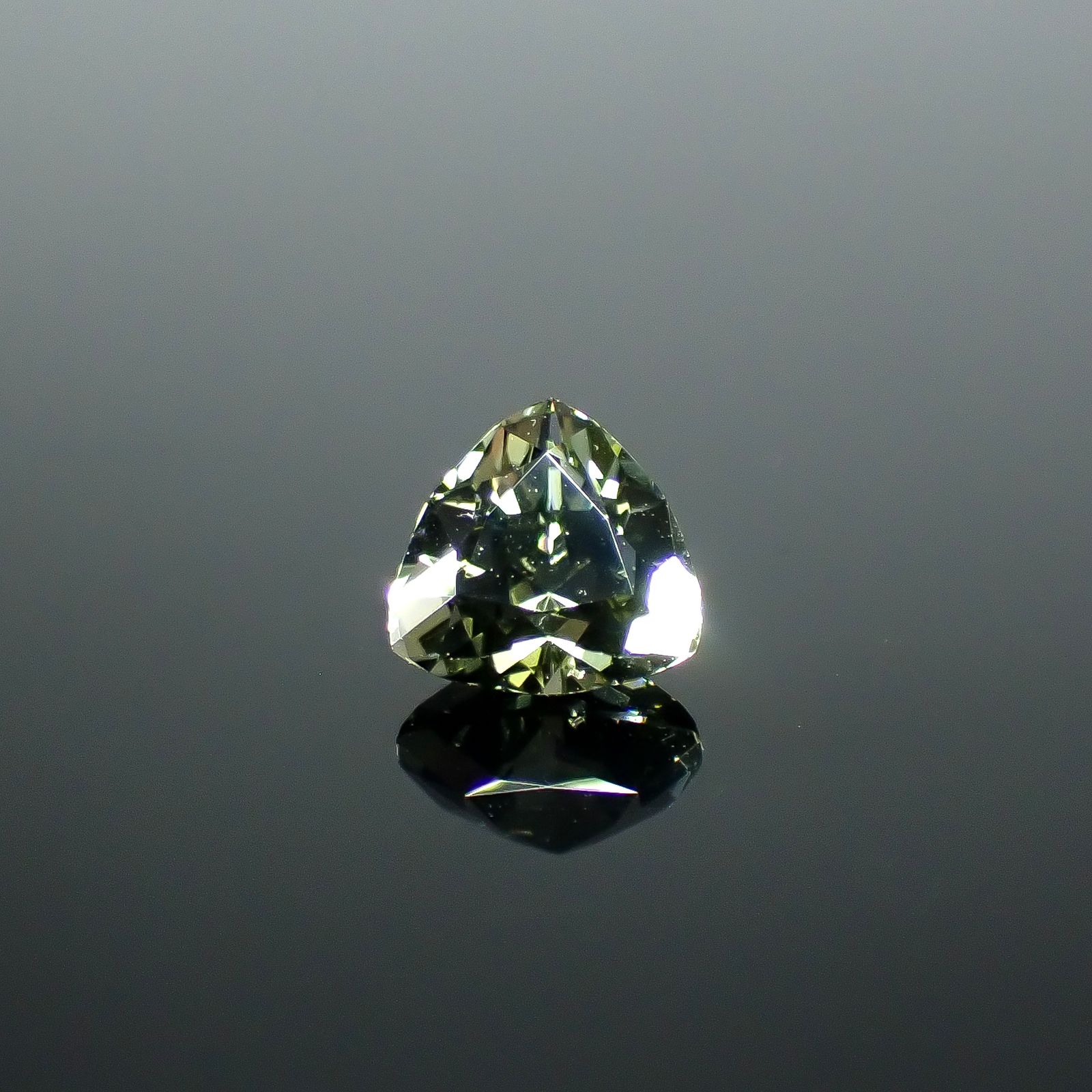 コーネルピン スリランカ産 0.95ct / 6.4x6.3mm前後 [251031234]
