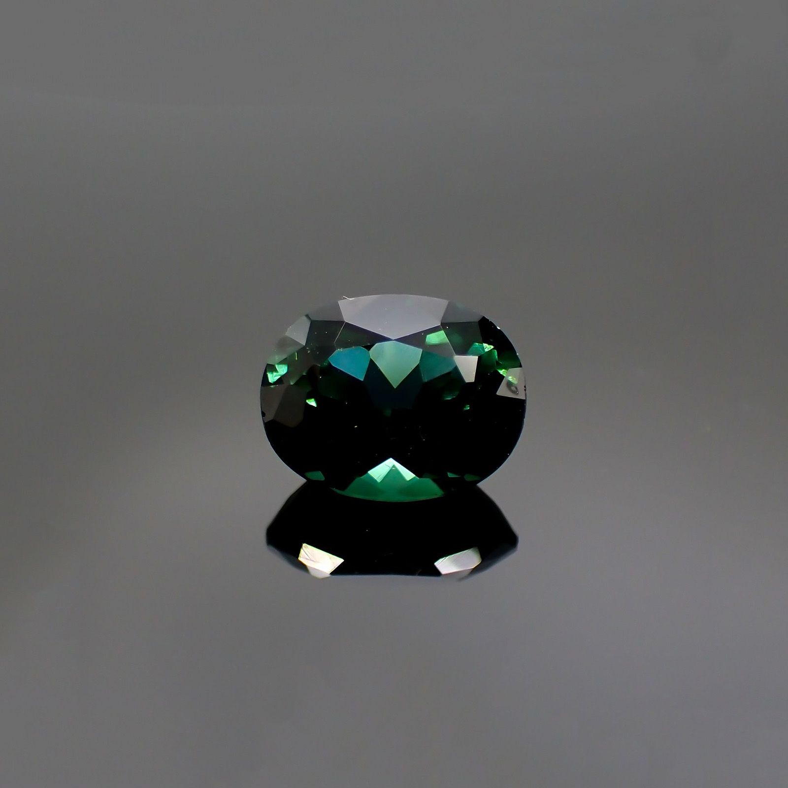 グリーントルマリン(宝石名グリーン・トルマリン) ブラジル産 ソ付(彩珠) 1.891ct / 8.4x6.7mm前後 [210711591]