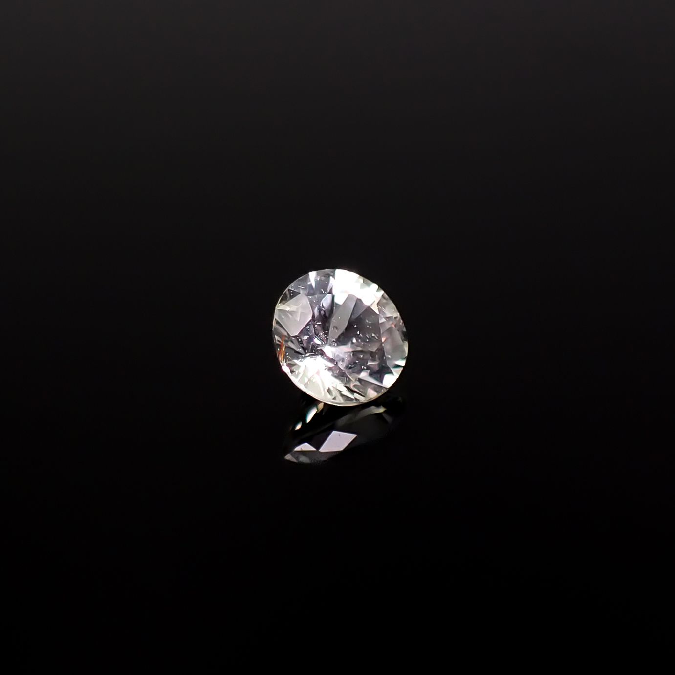 アクロアイト ナイジェリア産 0.25ct / 4x4mm前後 [251231355]
