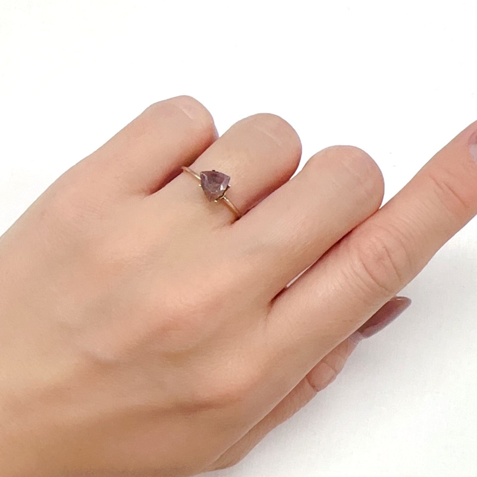 ブラッドショットアイオライト インド産 0.55ct[240125387]6.5x6.3mm前後