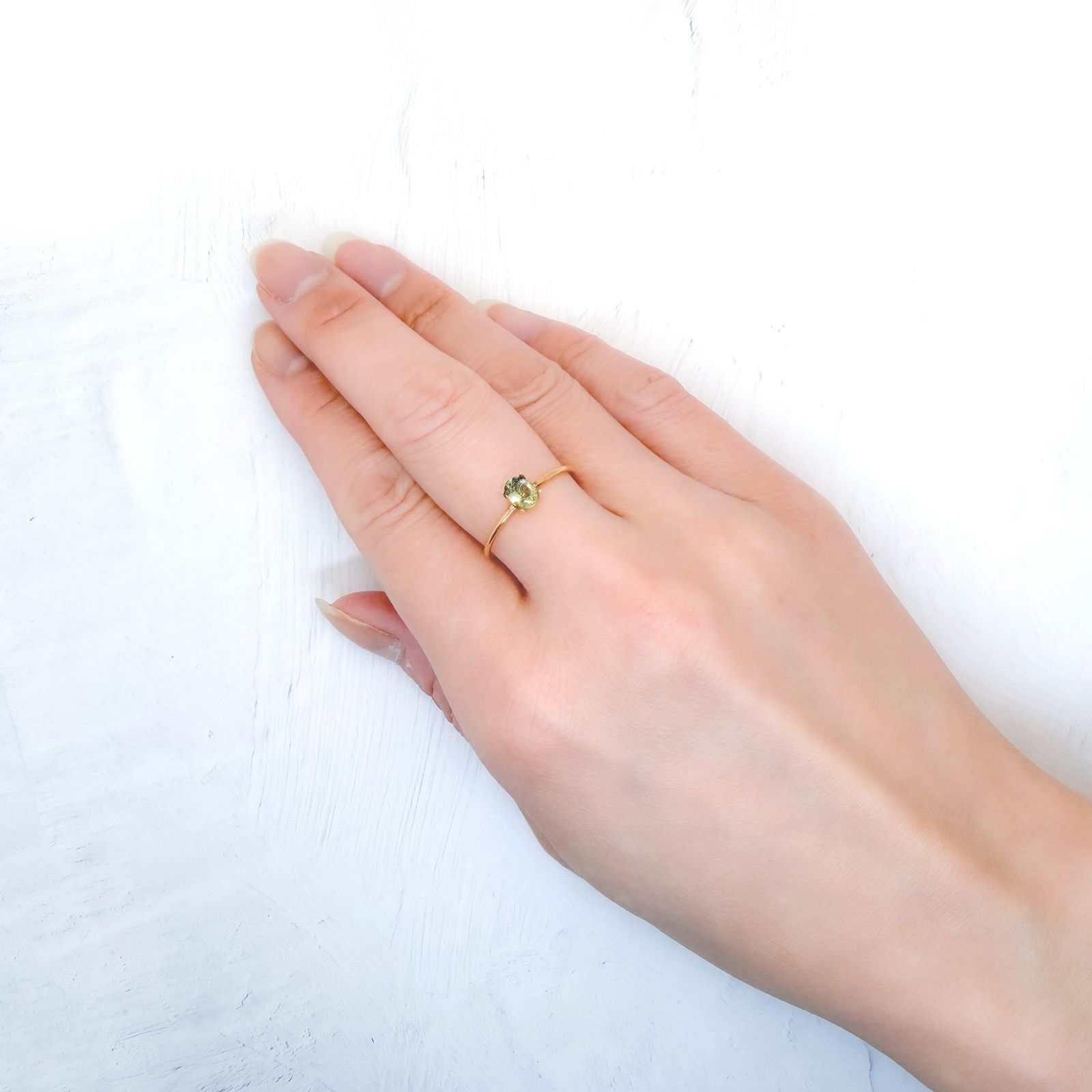 モンタナサファイア(宝石名サファイア)アメリカ・モンタナ州産 識別済 0.49ct / 5.2x4.1mm前後 [260414014]
