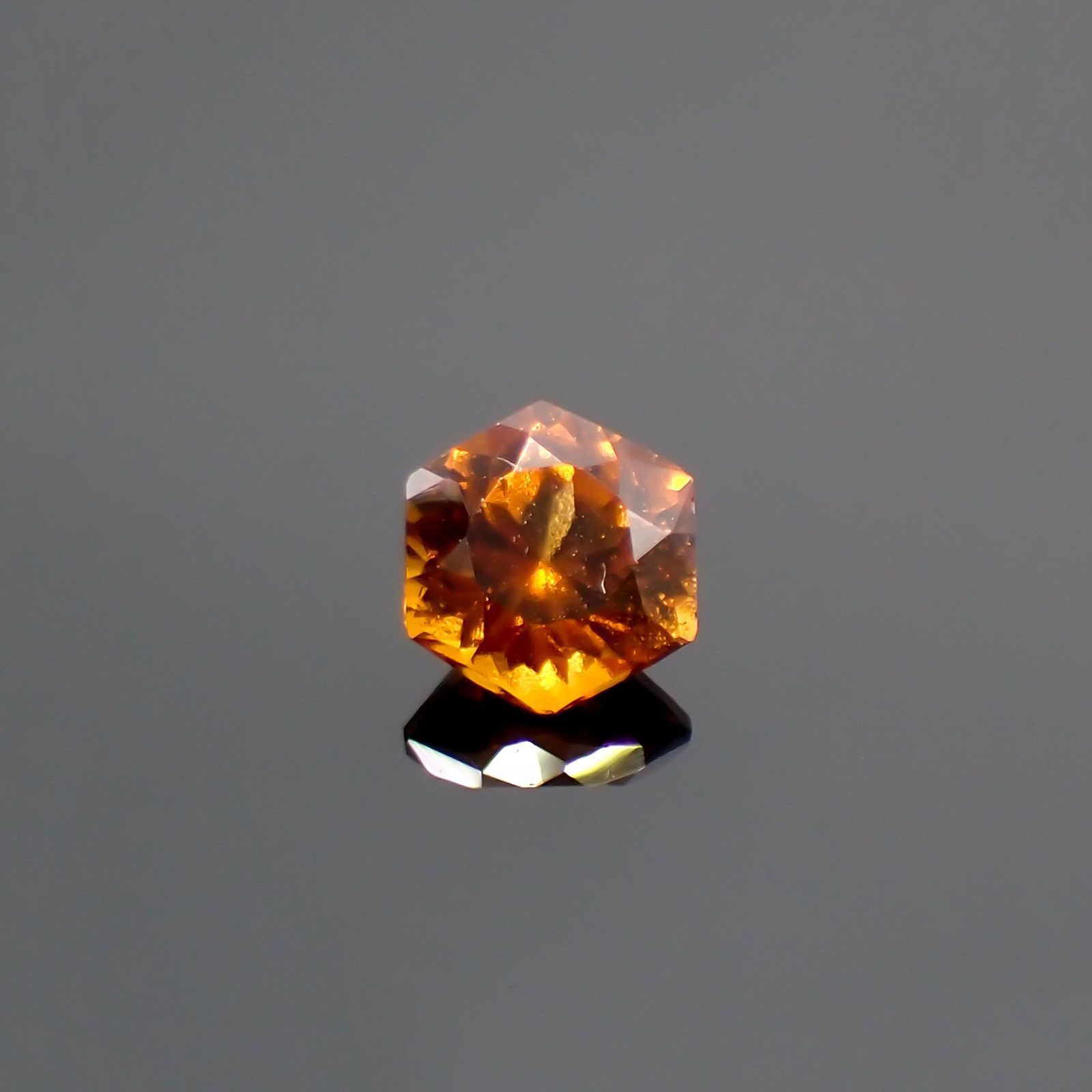 ◇ヘキサゴンカット◇ヘソナイトガーネット(宝石名ガーネット) スリランカ産 0.90ct 識別済[210812684]5.4×5.4mm前後