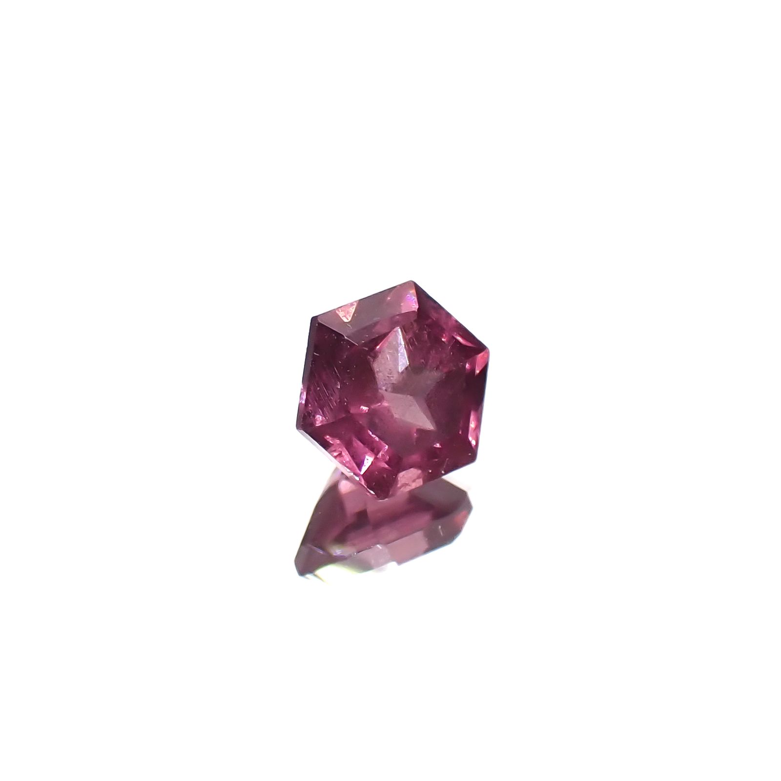 ◇ヘキサゴンカット◇カラーシフト マラヤガーネットSA(宝石名ガーネット) タンザニア産 0.76ct 識別済[210210091]5.1×5mm前後