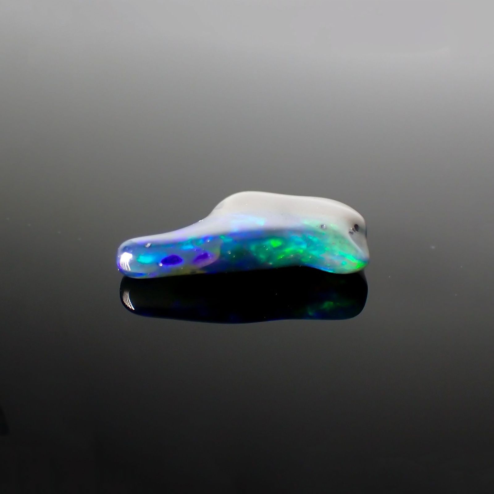 ◇バロック型◇ブラックオパール(宝石名オパール/加熱処理) エチオピア産 識別済 1.48ct / 14.4x8.2mm前後 [211013515]