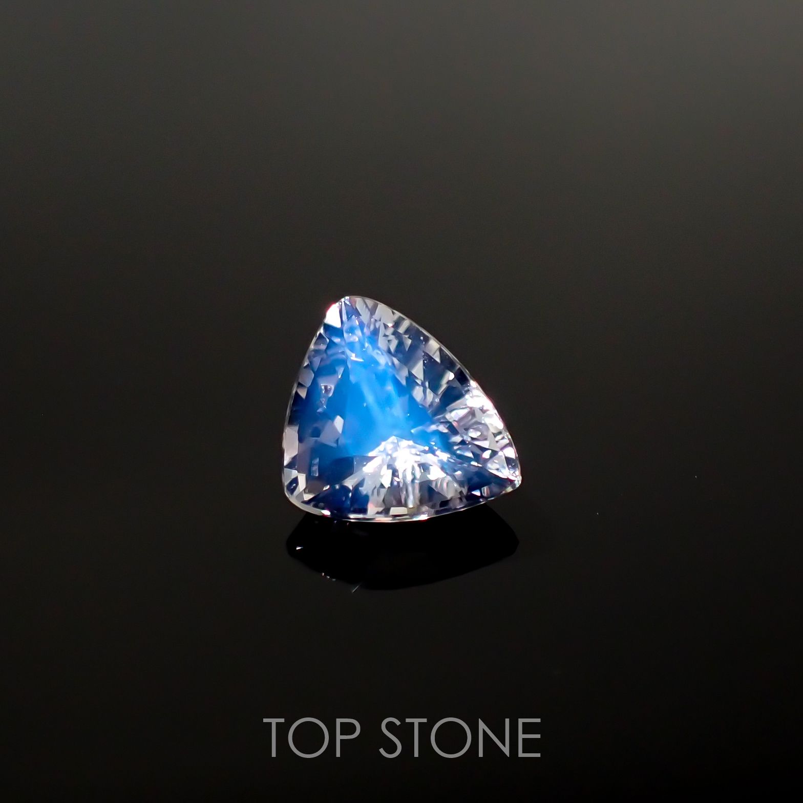 レインボームーンストーン(宝石名ラブラドライト) マダガスカル産 1.145ct ソ付(彩珠)[210712185]7.1×8.3mm前後