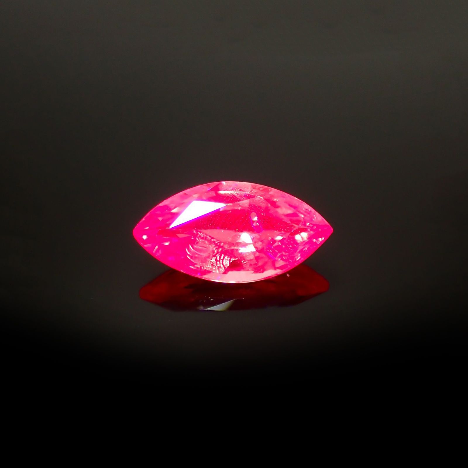 ホットピンクスピネル(宝石名ピンク・スピネル)タンザニア産 ソ付(彩珠) 1.210ct / 10x5.2mm前後 [231124094]