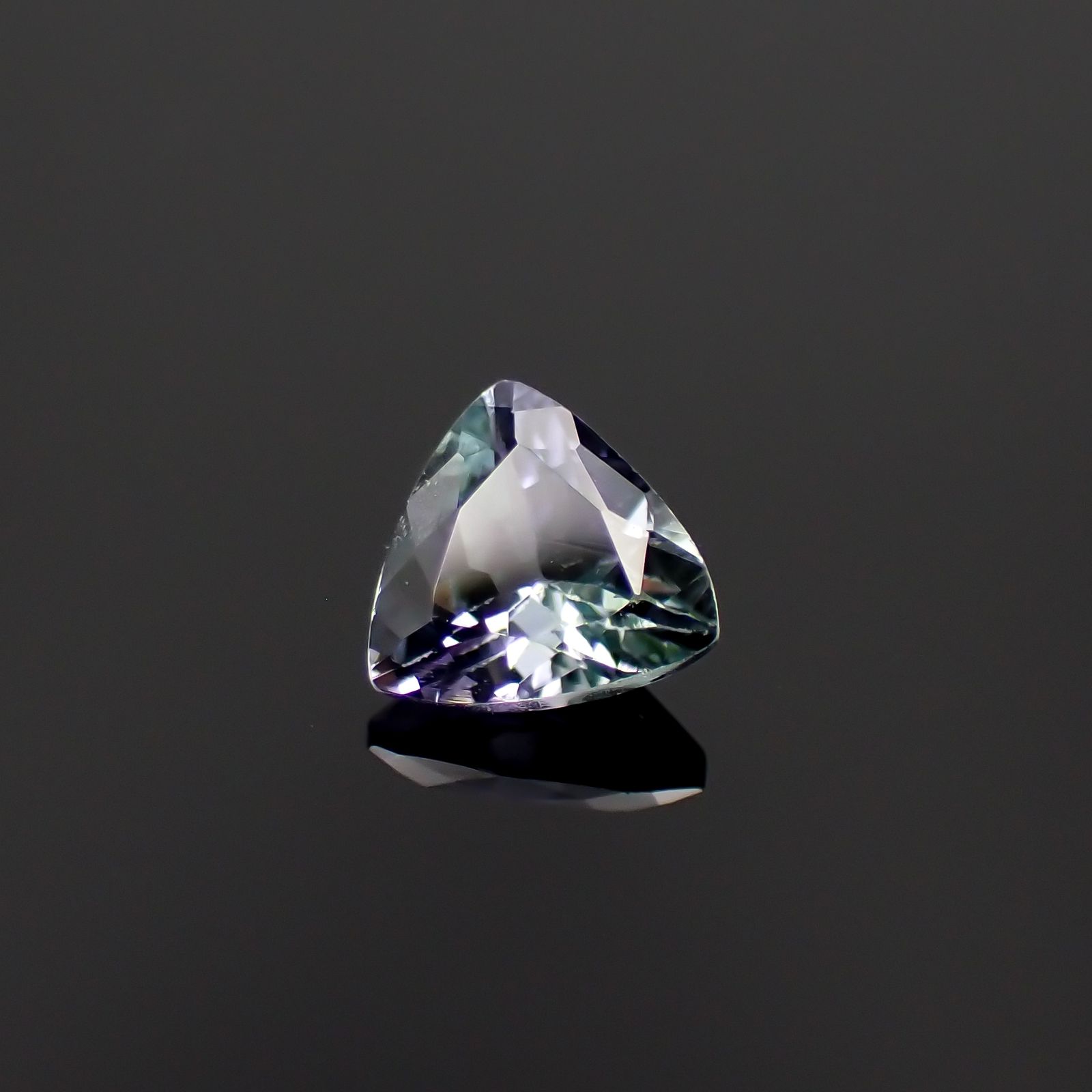 バイカラータンザナイト(宝石名ゾイサイト)タンザニア産 0.50ct 識別済[230421797]5.1x5.2mm前後