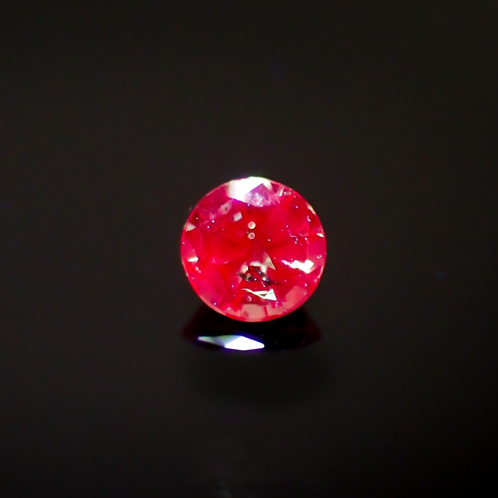 アレキサンドライト(宝石名アレキサンドライト)ブラジル産/EmeraldMains社製 0.085ct ソ付(彩珠)[220516020]2.7x2.6mm前後