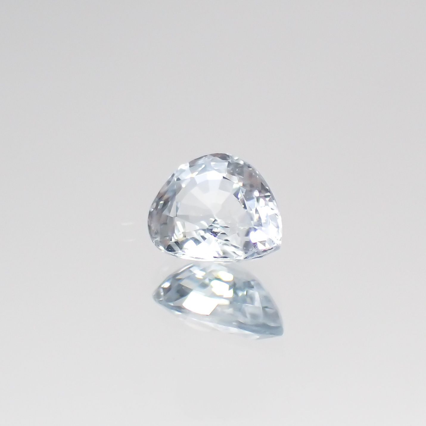 アイスブルーサファイア(宝石名ブルー・サファイア) スリランカ/マダガスカル産 0.51ct 識別済[210611161]5.4×4.5mm前後