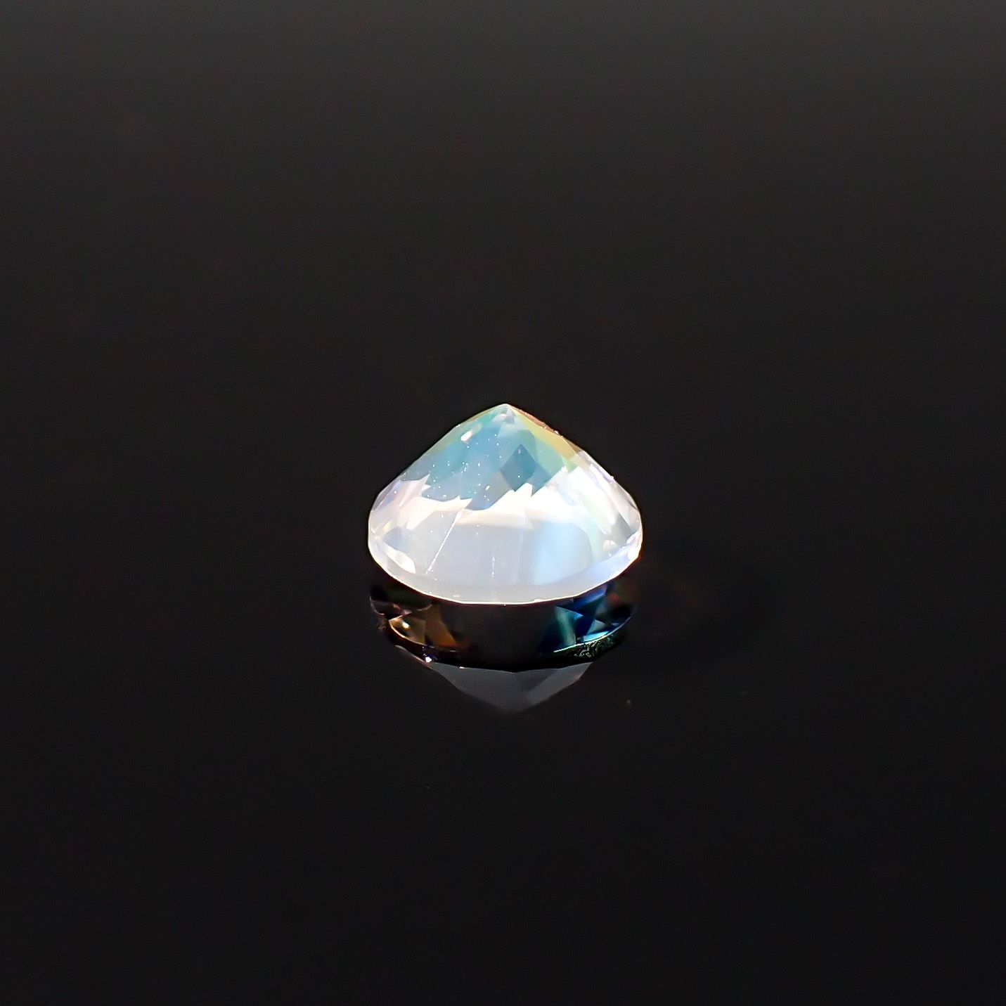 レインボームーンストーン マダガスカル産 0.74ct / 6.1x6.1mm前後 [260632386]