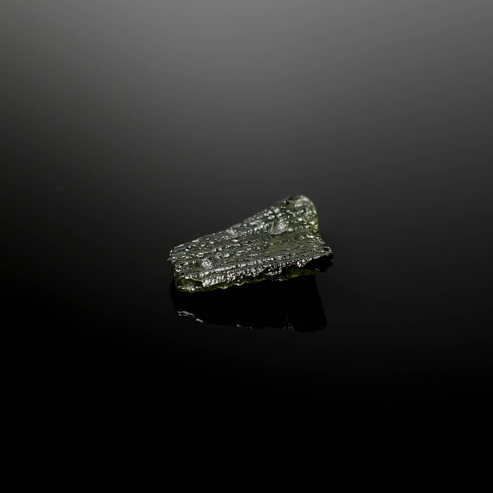 モルダバイト 原石 発見地：旧チェコスロバキア 5.77ct [241029291]18.1x13.8mm前後