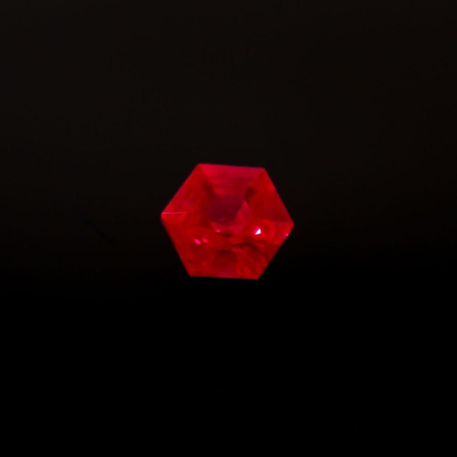 ◇ヘキサゴンカット◇ルビー 非加熱 モザンビーク産 0.25ct / 3.5x3.5mm前後 [240427112]