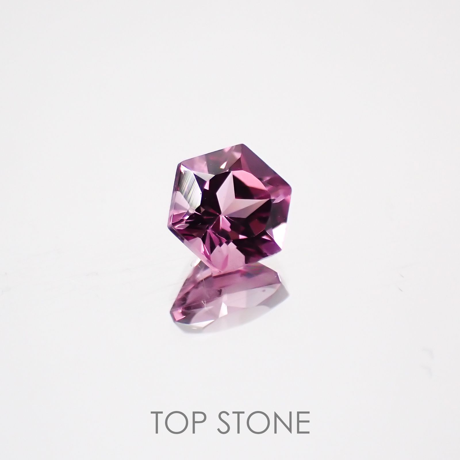◇ヘキサゴンカット◇マラヤガーネットSA(宝石名ガーネット) タンザニア産 0.76ct 識別済[210611029]5×5mm前後