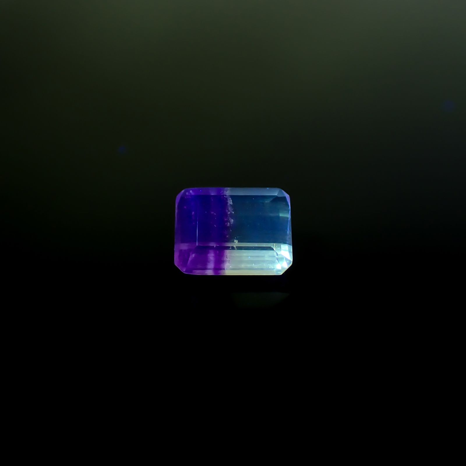 バイカラーフローライト フルオレッセンス 中国産 4.03ct / 10.1x8.1mm前後 [260932779]