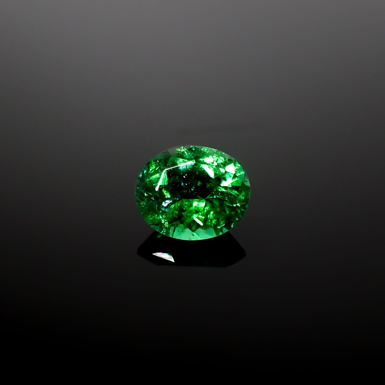 パライバトルマリン(宝石名トルマリン/別名パライバ・トルマリン)ブラジル・キントス鉱山産 0.578ct ソ付(宝貴協)[240928715]5.87x4.98mm前後