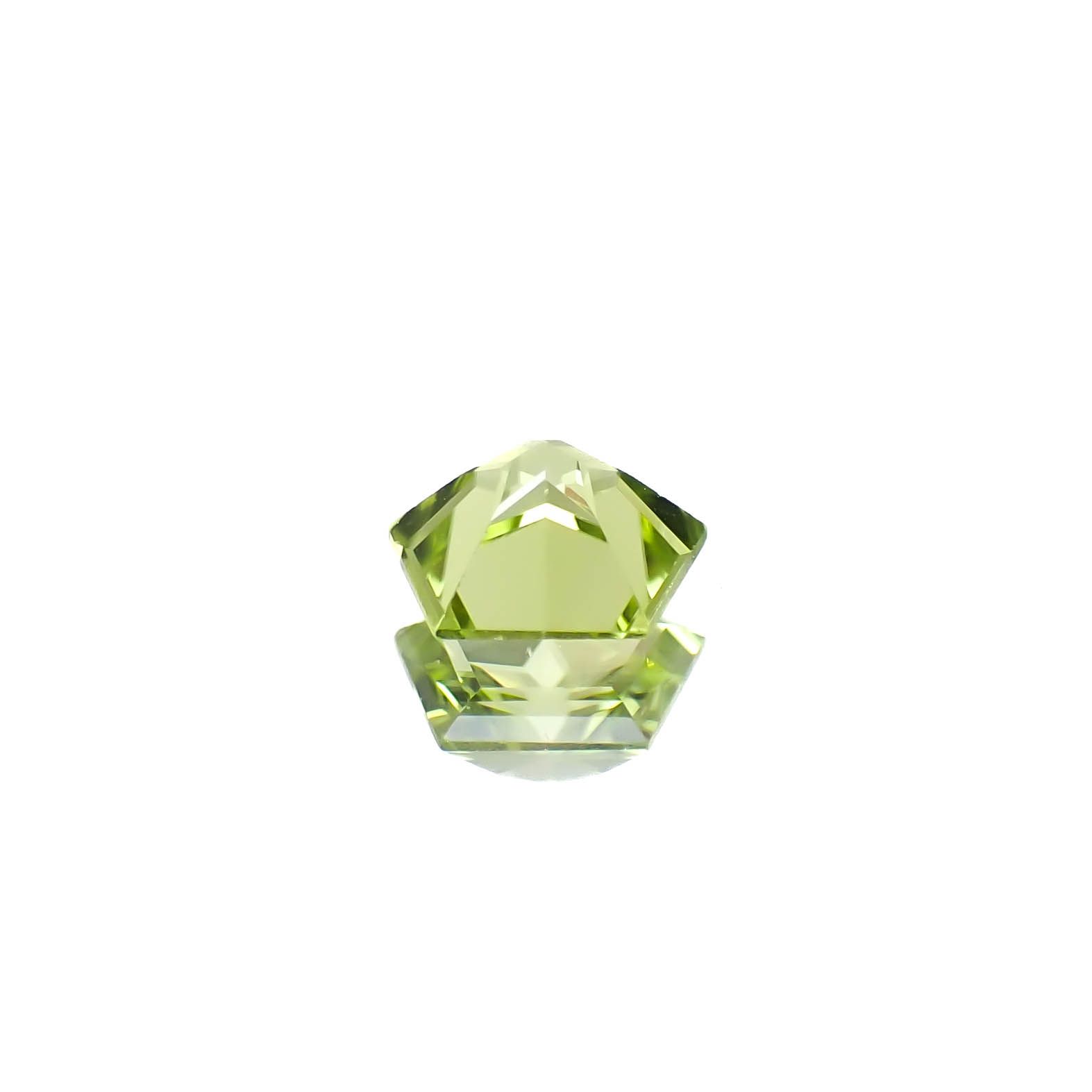 ◇ペンタゴンカット◇ペリドット(宝石名ペリドット)アメリカ産 0.44ct 識別済[250330112]5.1x5.4mm前後