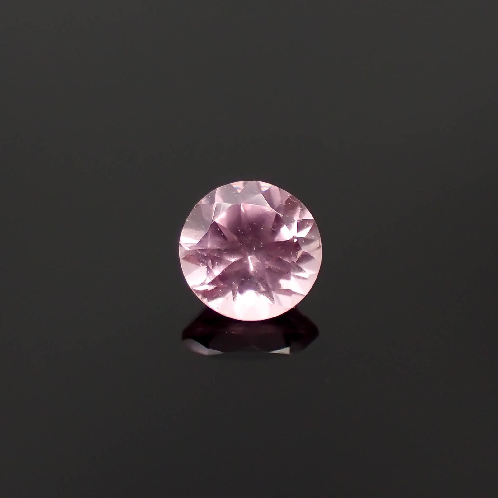 シルキーピンクスピネル タンザニア産 0.45ct / 4.5x4.5mm前後 [230421582]