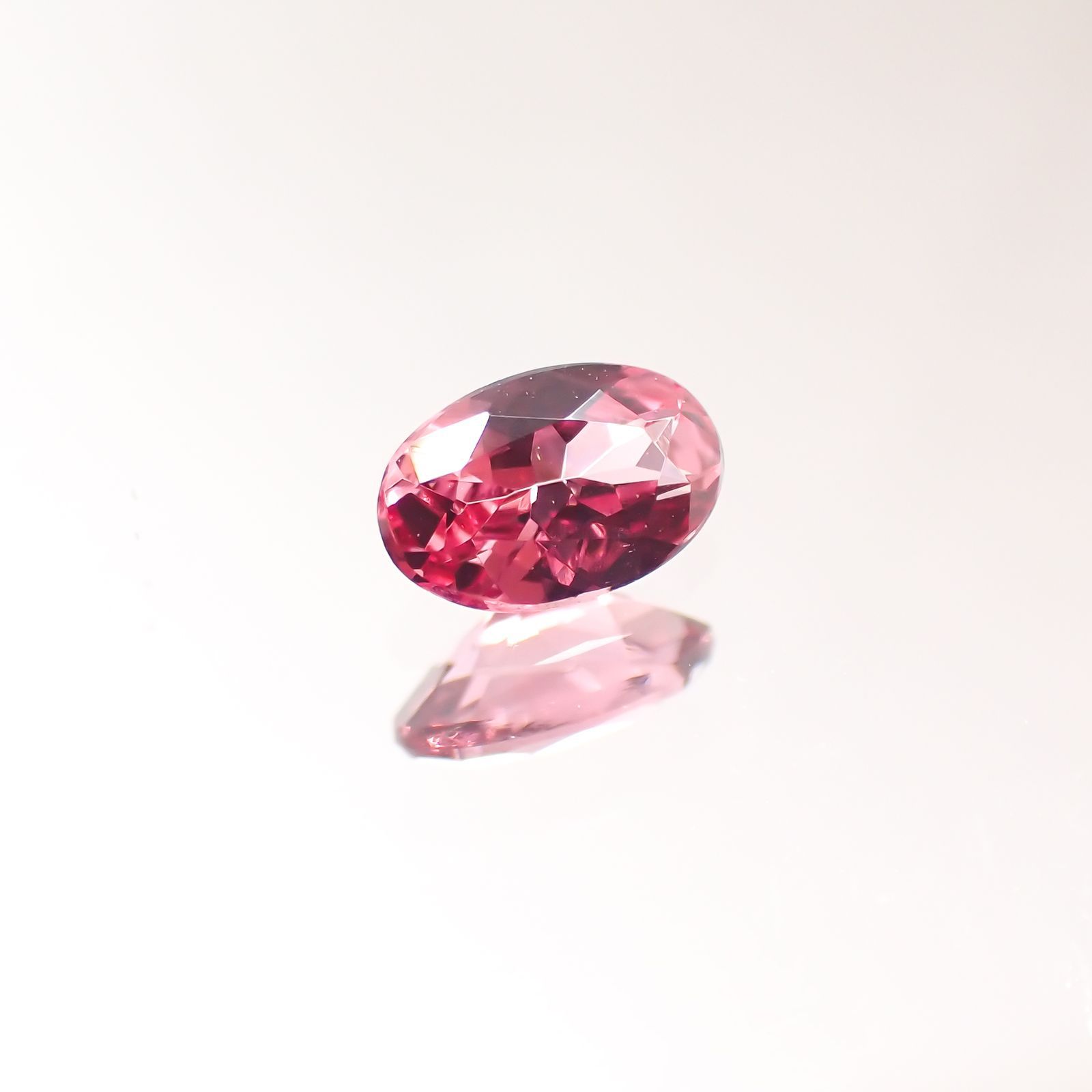 ホットピンクスピネル(宝石名ピンク・スピネル)タンザニア産 0.27ct 識別済[220113914]5.1x3.3mm前後