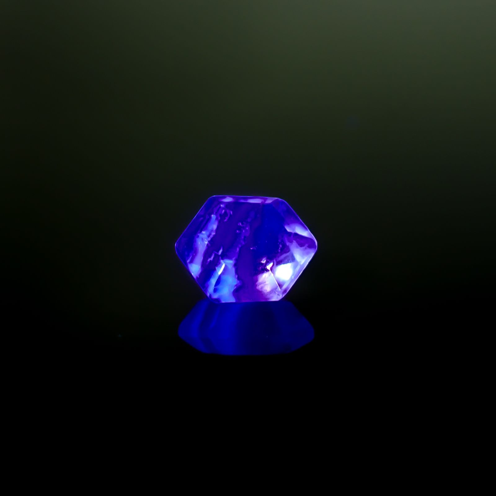 ◇ヘキサゴンカット◇パーティカラーフローライト フルオレッセンス 中国産 2.68ct / 9.2x8.3mm前後 [260932780]