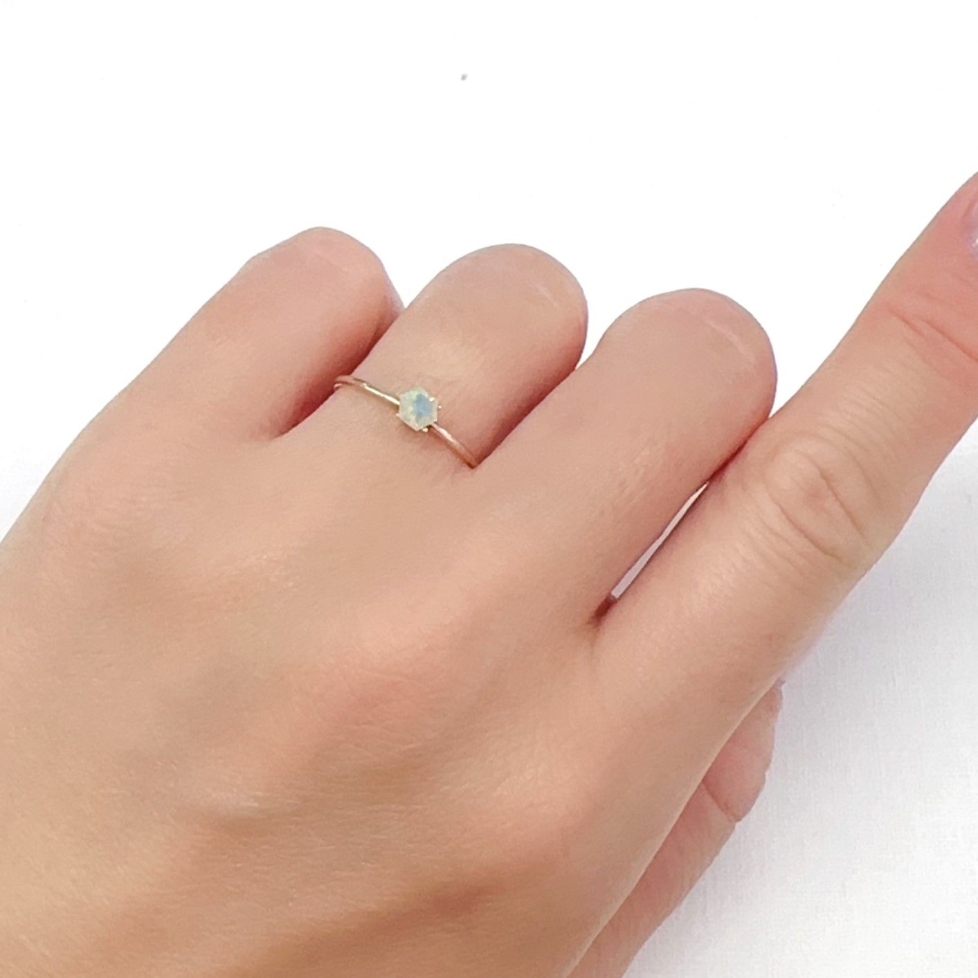 ◇ヘキサゴンカット◇エチオピアオパール エチオピア産 0.14ct[240226214]3.7x3.6mm前後