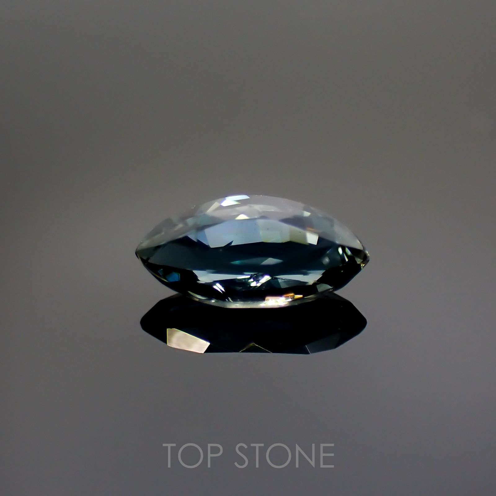 サファリン(宝石名ブルー・サフィリン) スリランカ産 0.414ct ソ付(彩珠)[20106501]6.9×3.4mm前後