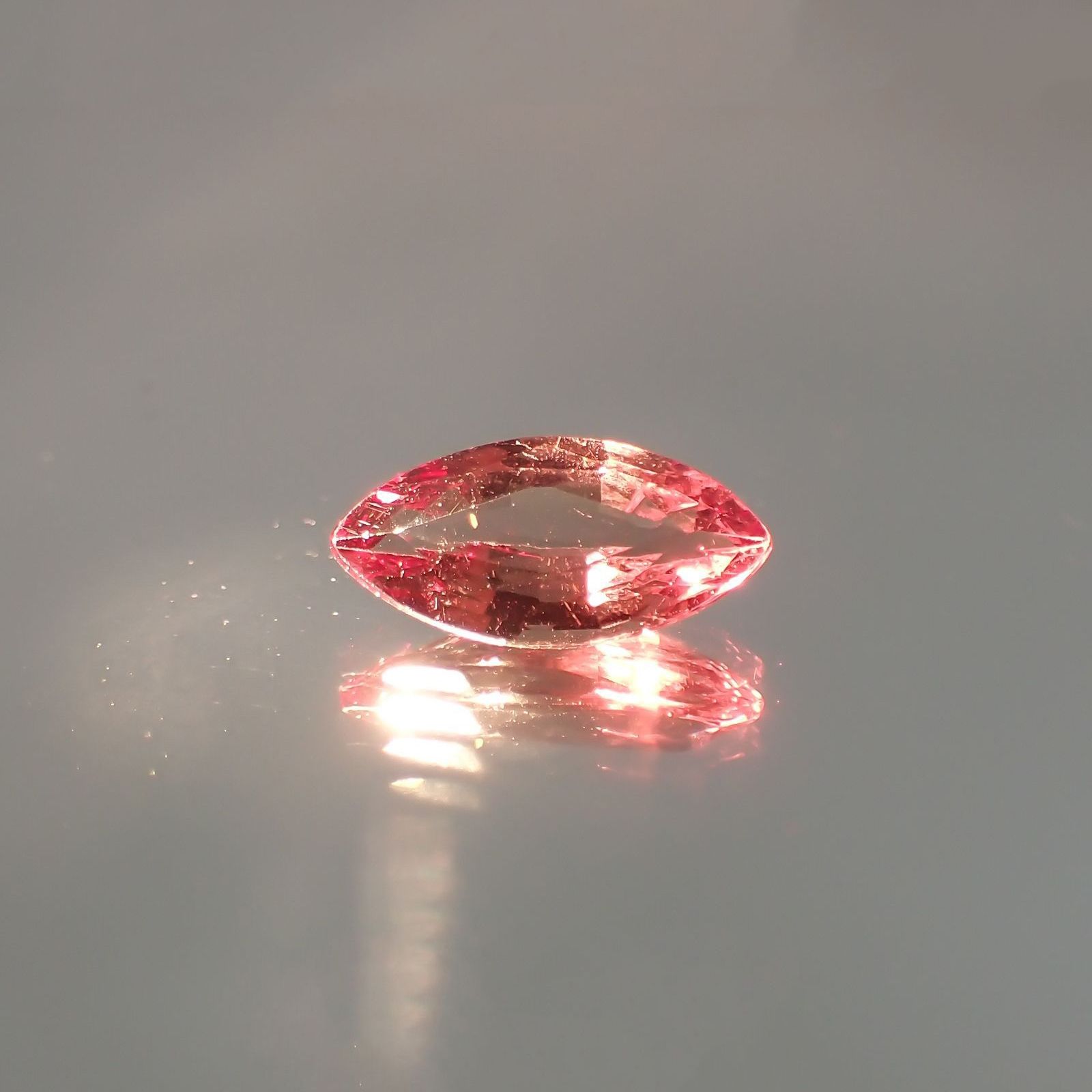 カラーチェンジマラヤガーネット(宝石名ガーネット) タンザニア産 識別済 1.19ct / 10x5mm前後 [21049658]
