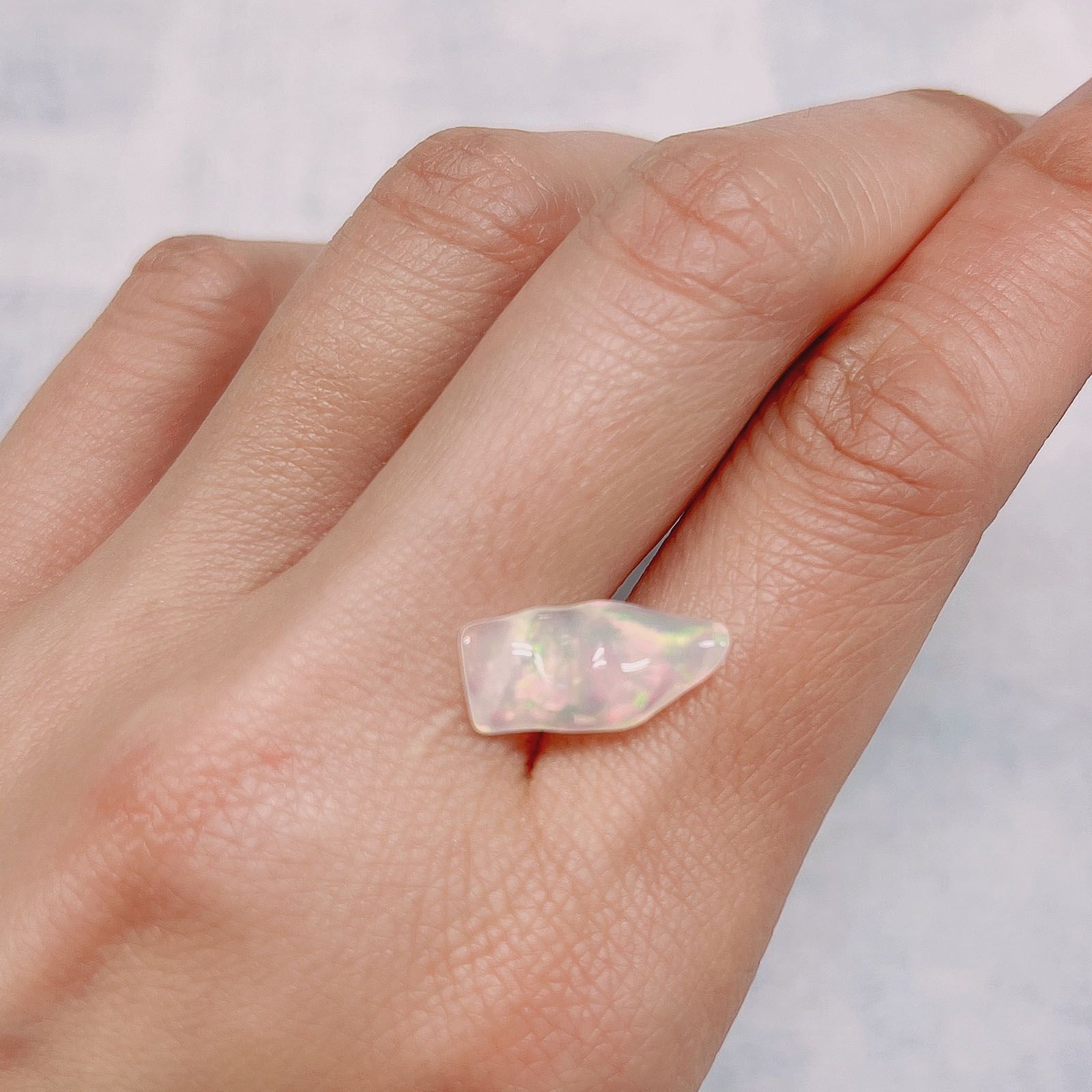 ◇バロック型◇エチオピアオパール(宝石名オパール) エチオピア産 2.94ct 識別済[210611397]16.3×7.8mm前後