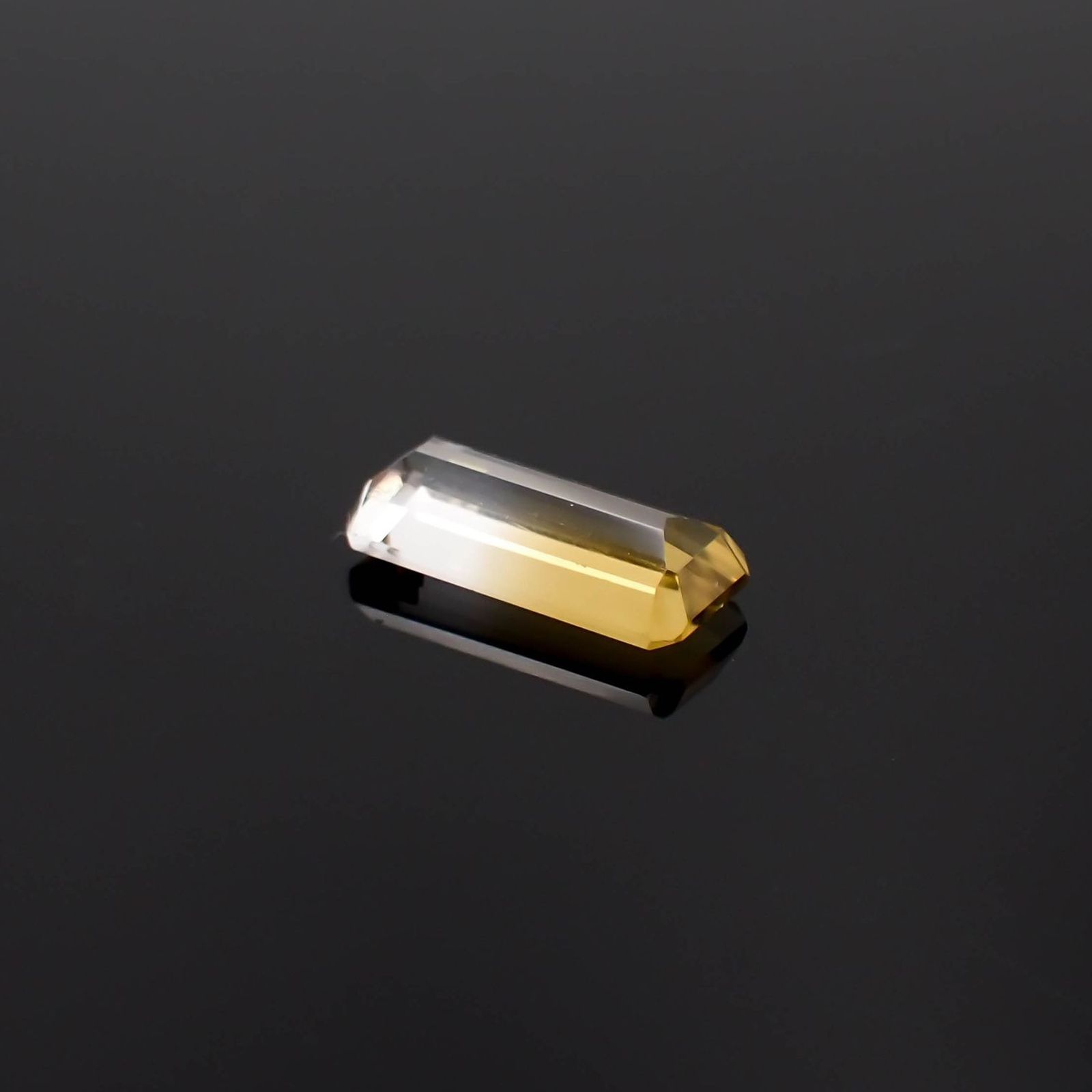 バイカラーシトリン ブラジル・ミナスジェライス州産 4.58ct / 15.8x7.1mm前後 [251026466]