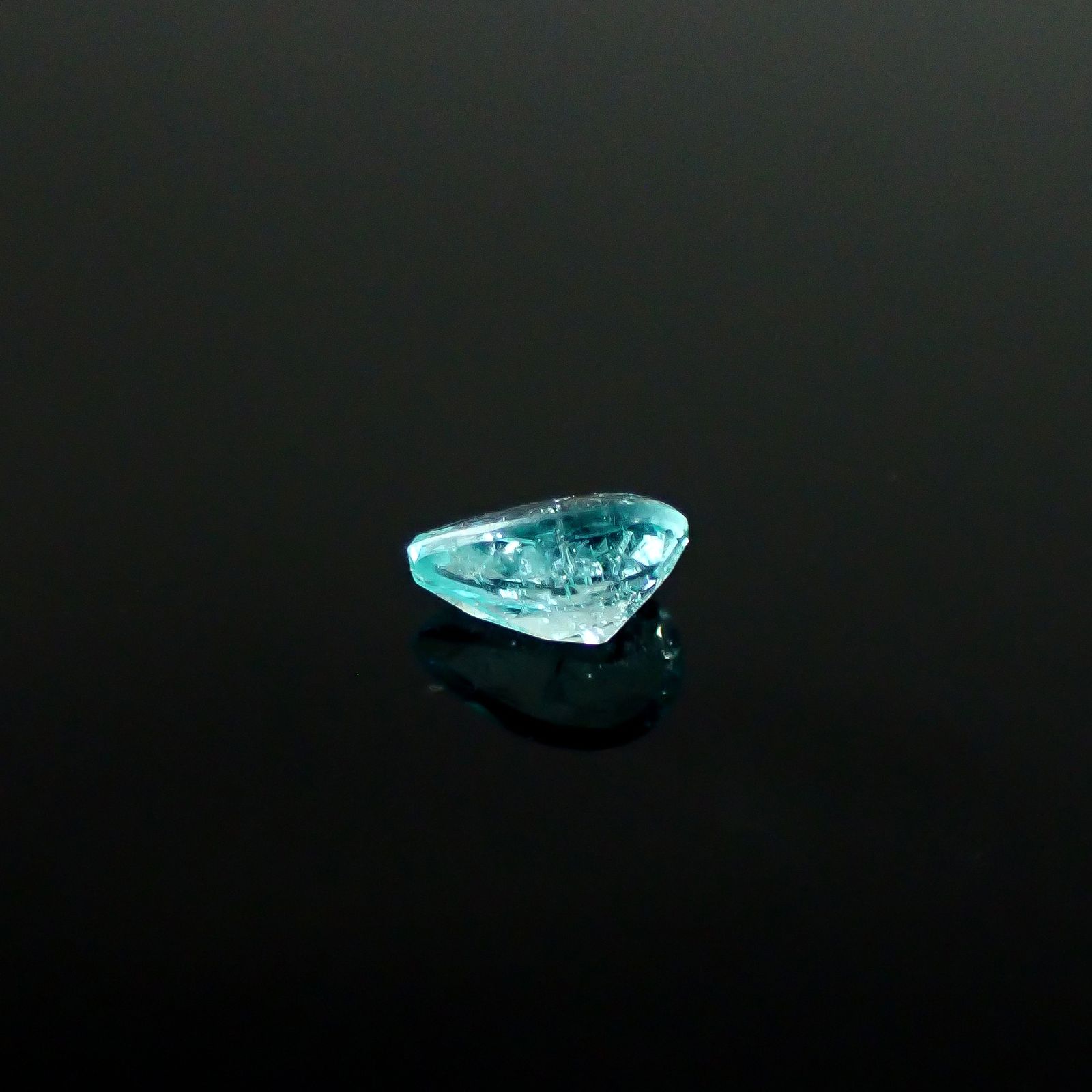 パライバトルマリン ブラジル・パライバ州バターリャ鉱山産 0.15ct / 4.3x2.8mm前後 [250931083]