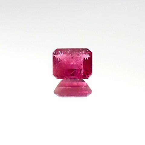レッドベリル(宝石名レッド・ベリル)アメリカ・ユタ州ワーワーマウンテン産 0.117ct ソ付(彩珠)[231023927]3.3x2.6mm前後
