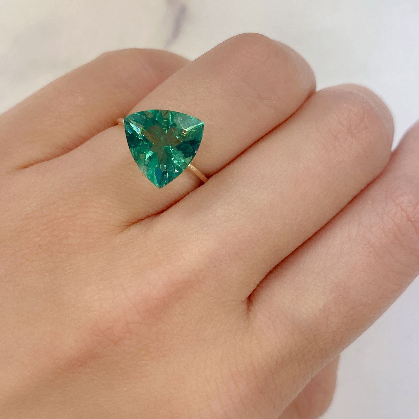 フローライト フルオレッセンス(宝石名フルオライト)イギリス・ロジャリー鉱山産 4.71ct 識別済[211113777]11x11.1mm前後
