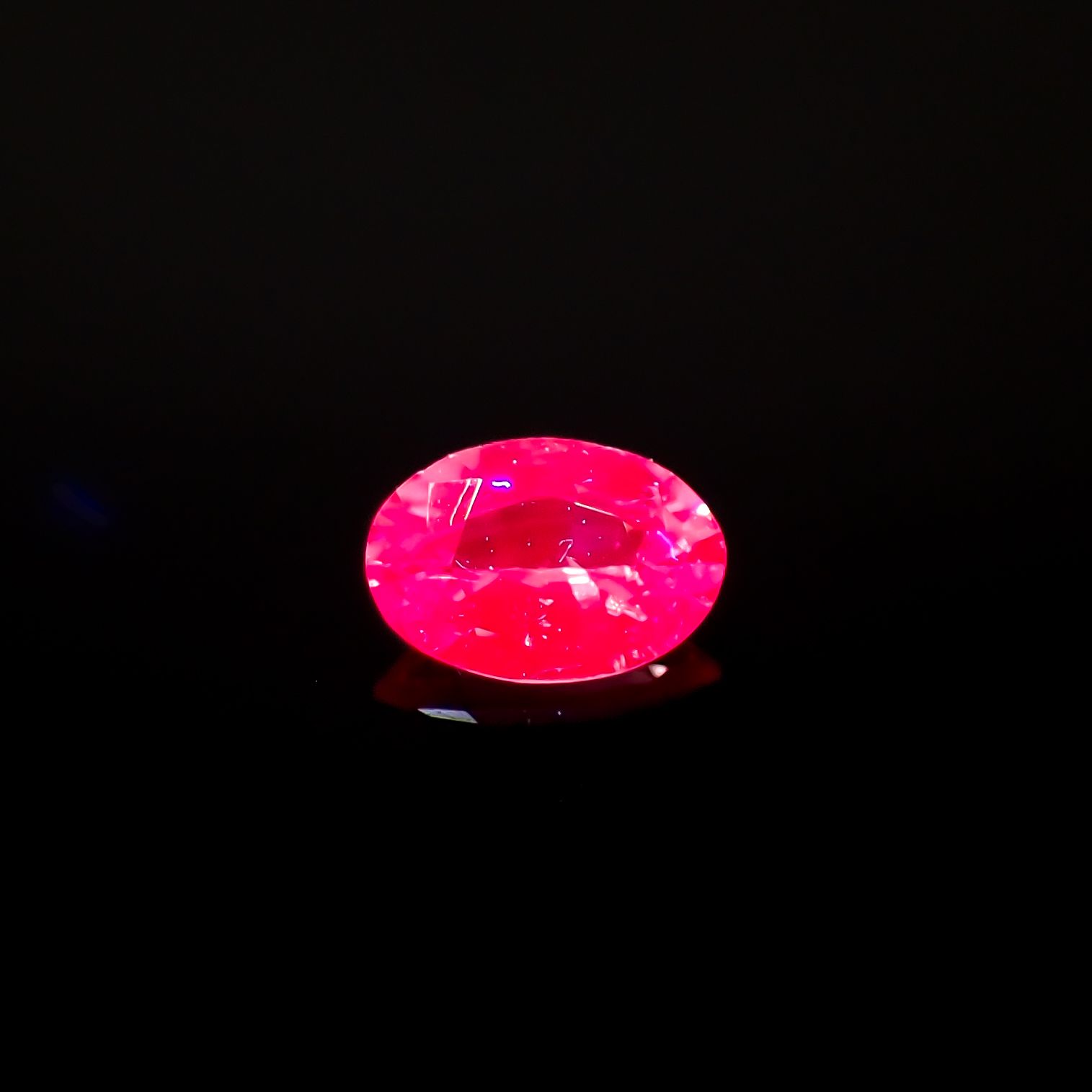 ネオンピンクサファイア スリランカ産 0.15ct[230421527]4x2.7mm前後