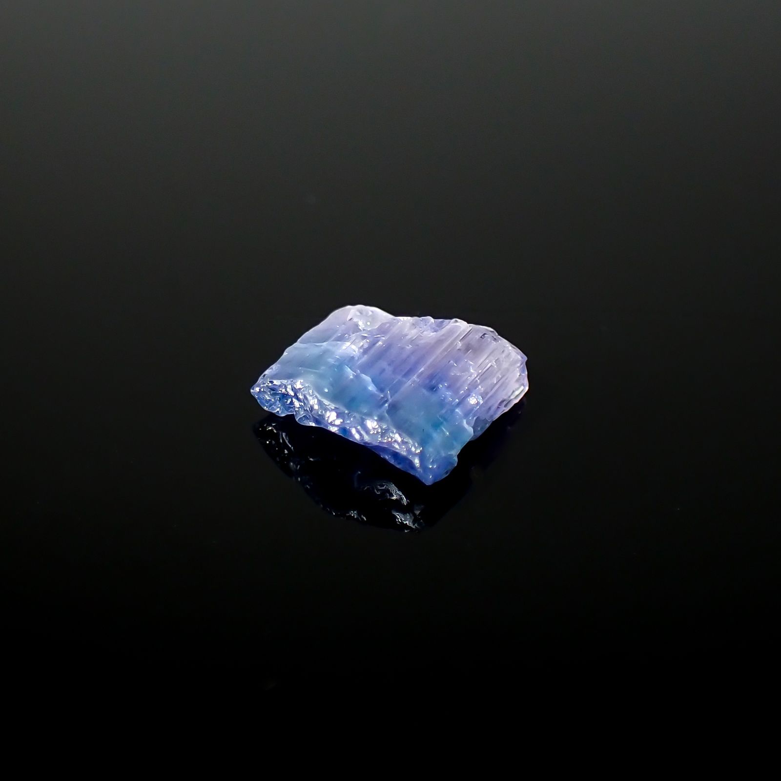 バイカラータンザナイト 原石 タンザニア産 1.69ct[231224980]8.4x8.1mm前後