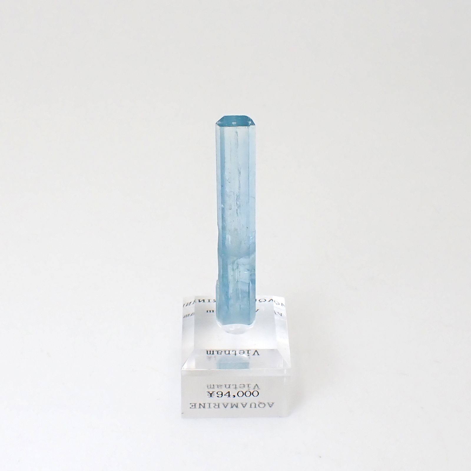 アクアマリン柱状結晶原石 ベトナム産 アクリル台座付き 22.59ct(4.518g) / 4.6x8.2x52.6mm前後 [260632330]