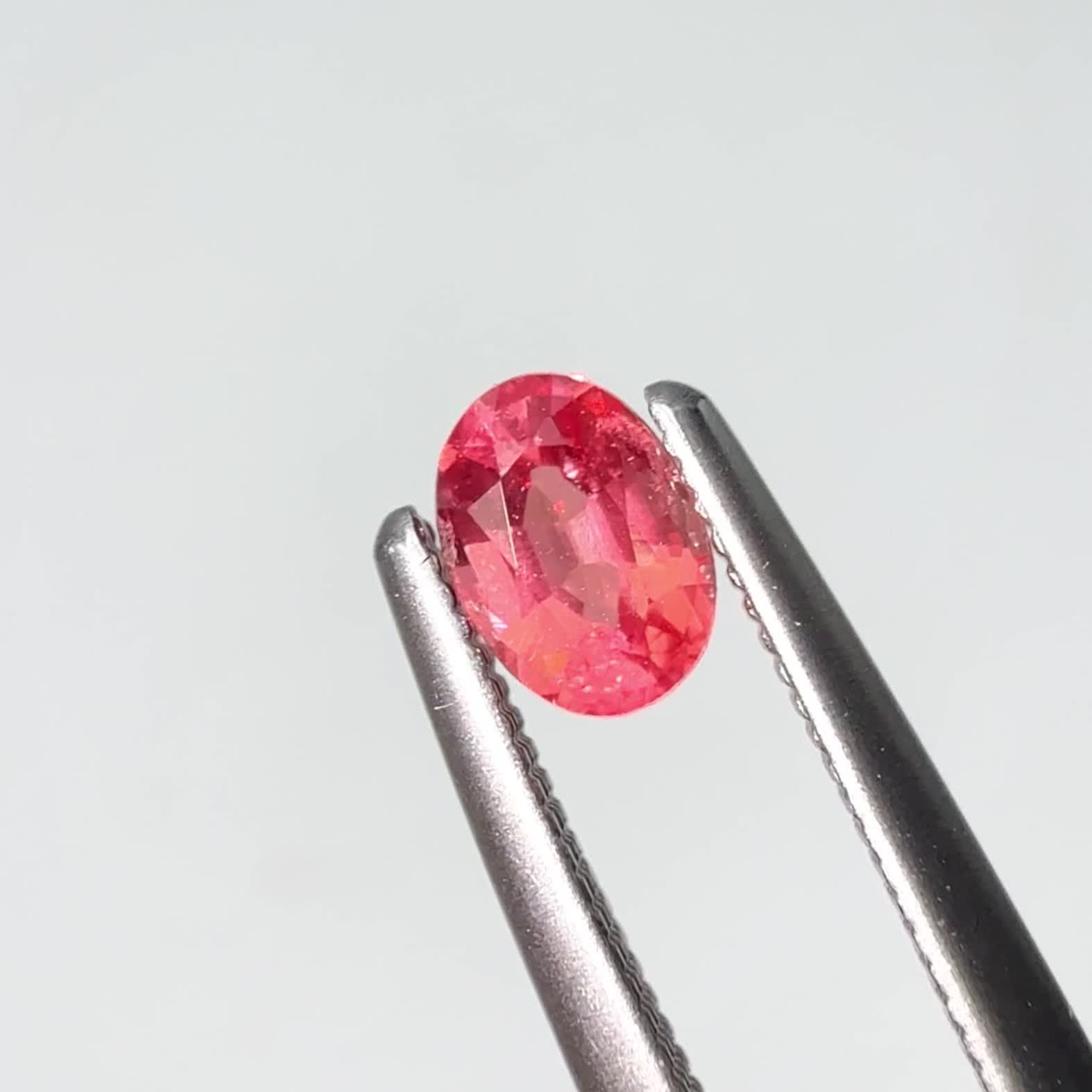 オレンジスピネル タンザニア産 0.41ct / 5x3.5mm前後 [250530342