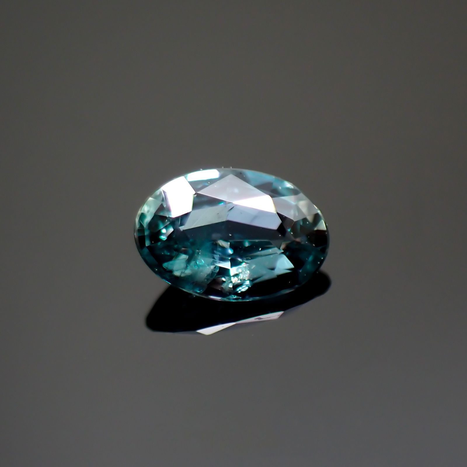 アレキサンドライト(宝石名アレキサンドライト)ブラジル産/EmeraldMains社製 0.138ct ソ付(彩珠)[220113816]3.9x2.7mm前後