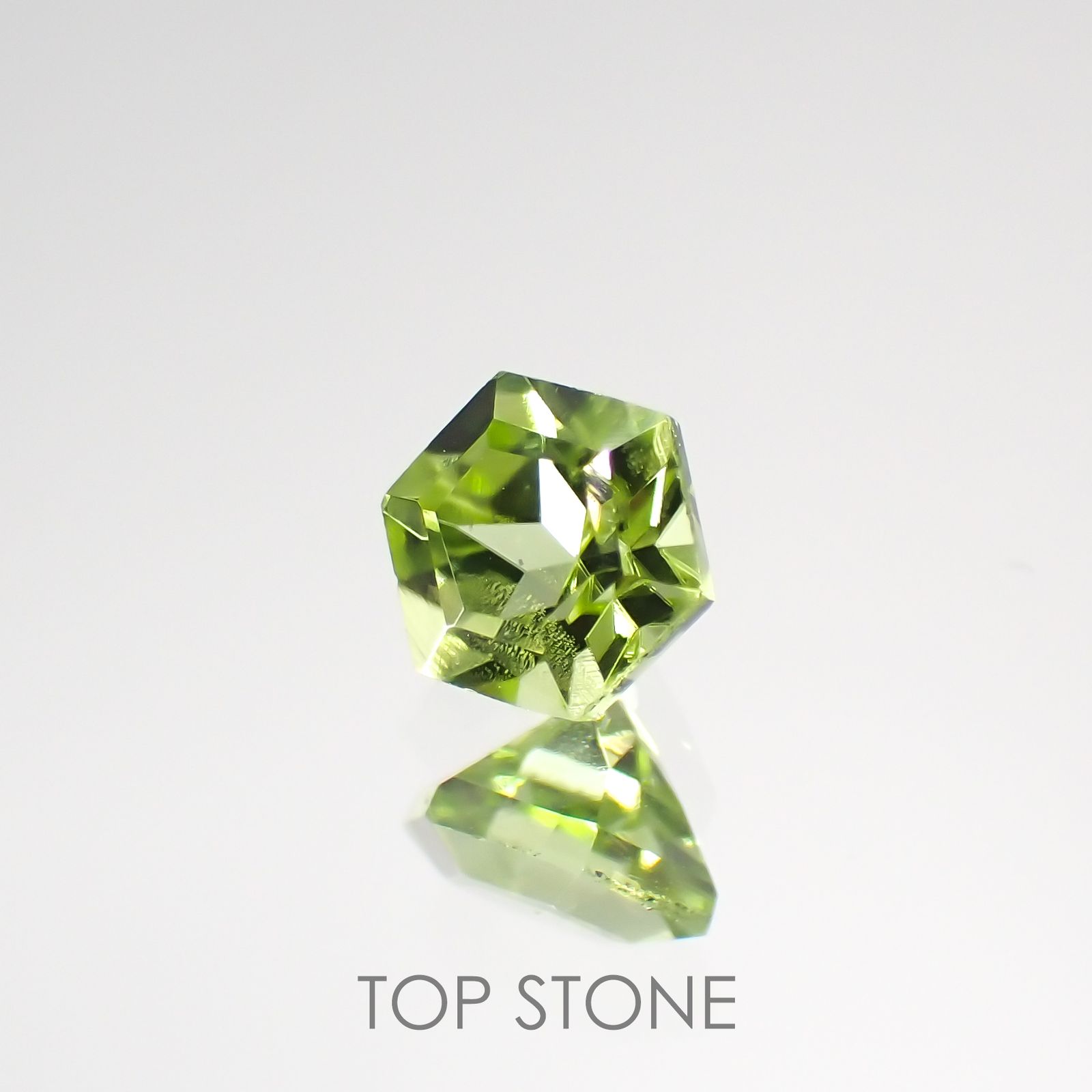 ◇ヘキサゴンカット◇ペリドット(宝石名ペリドット) パキスタン産 0.36ct 識別済[210813095]4×4mm前後