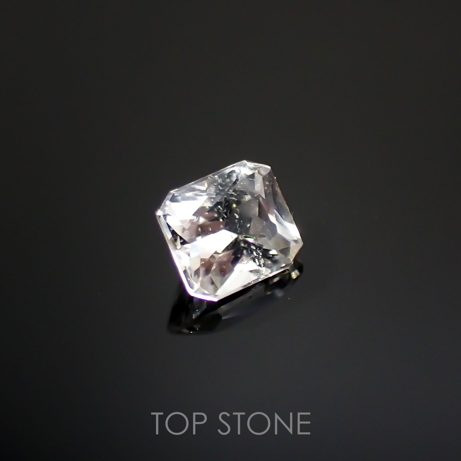フェナカイト(宝石名フェナカイト)ブラジル産 0.39ct 識別済[220115177]4.6x4mm前後