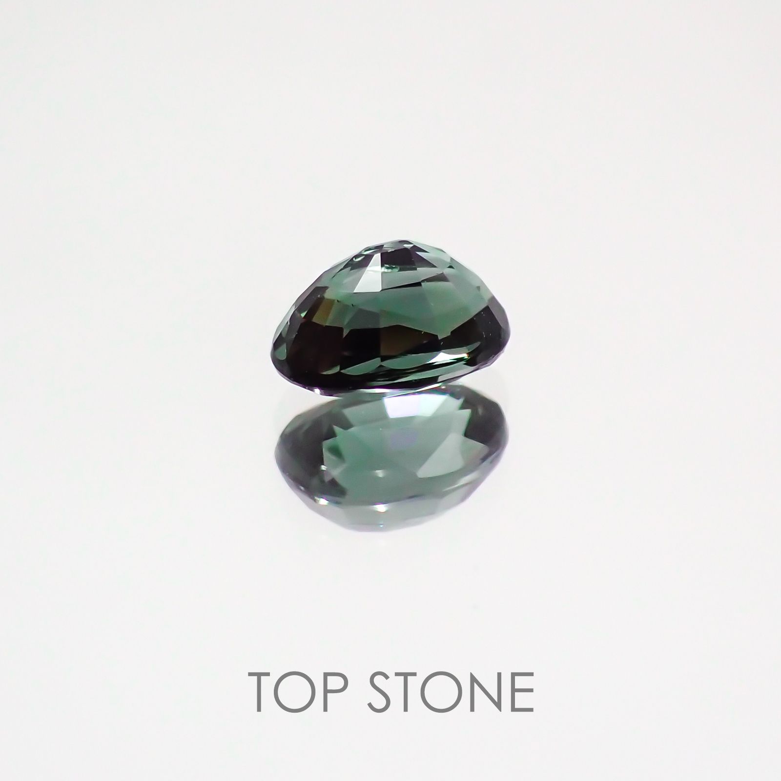 カラーチェンジガーネット(アレキタイプ) マダガスカル・ベキリー産 ルース 0.712ct[21029472]5.9×4mm前後