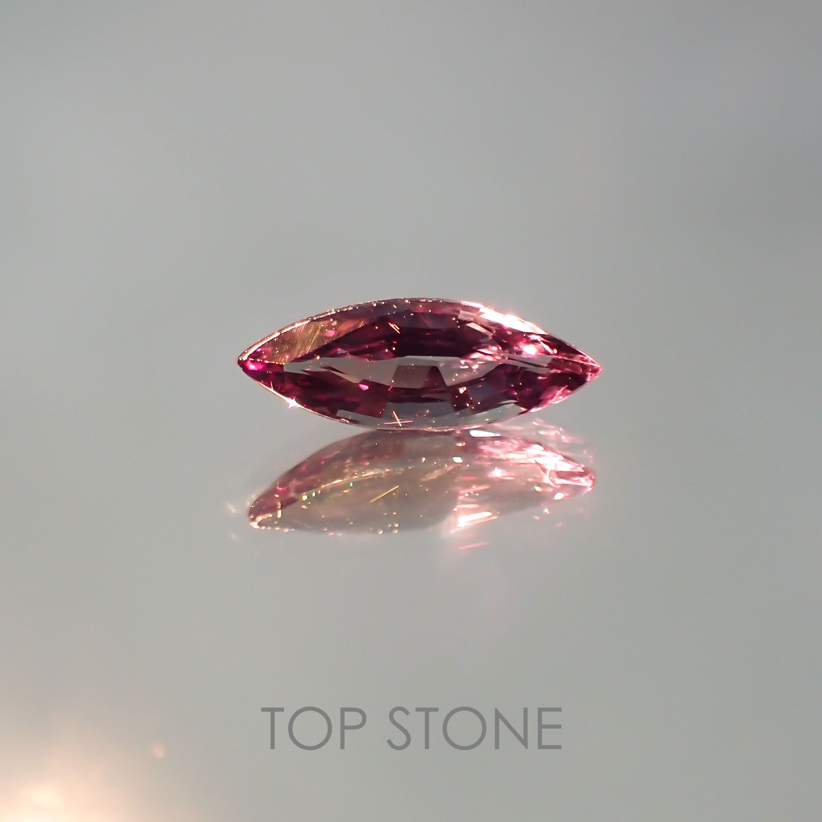 カラーチェンジガーネット(アレキタイプ) マダガスカル・ベキリー産 ルース 0.91ct[21029475]10.3×3.7mm前後