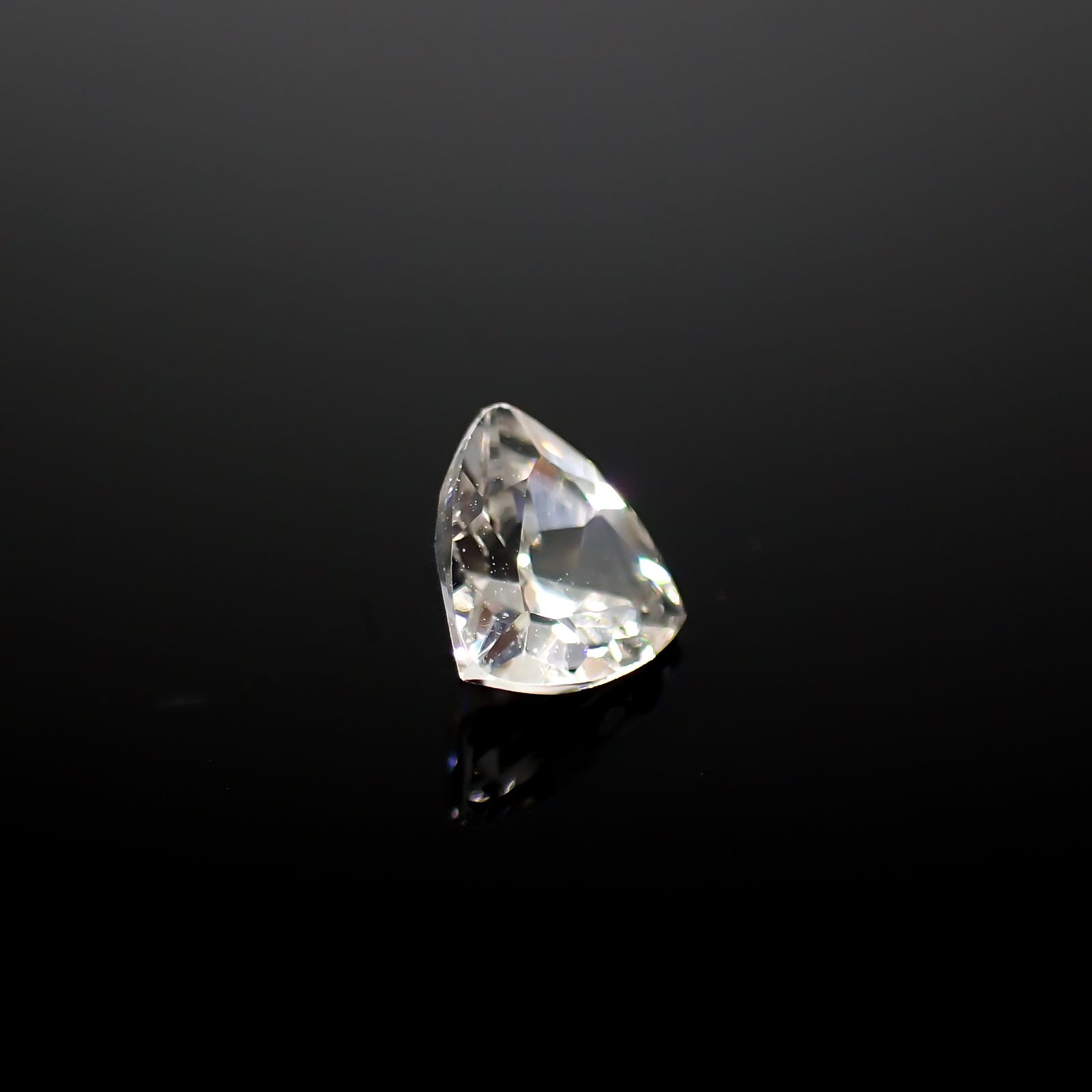 カラーレスジルコン(宝石名ジルコン)スリランカ/カンボジア産 0.95ct 識別済[240928897]5.7x5.8mm前後