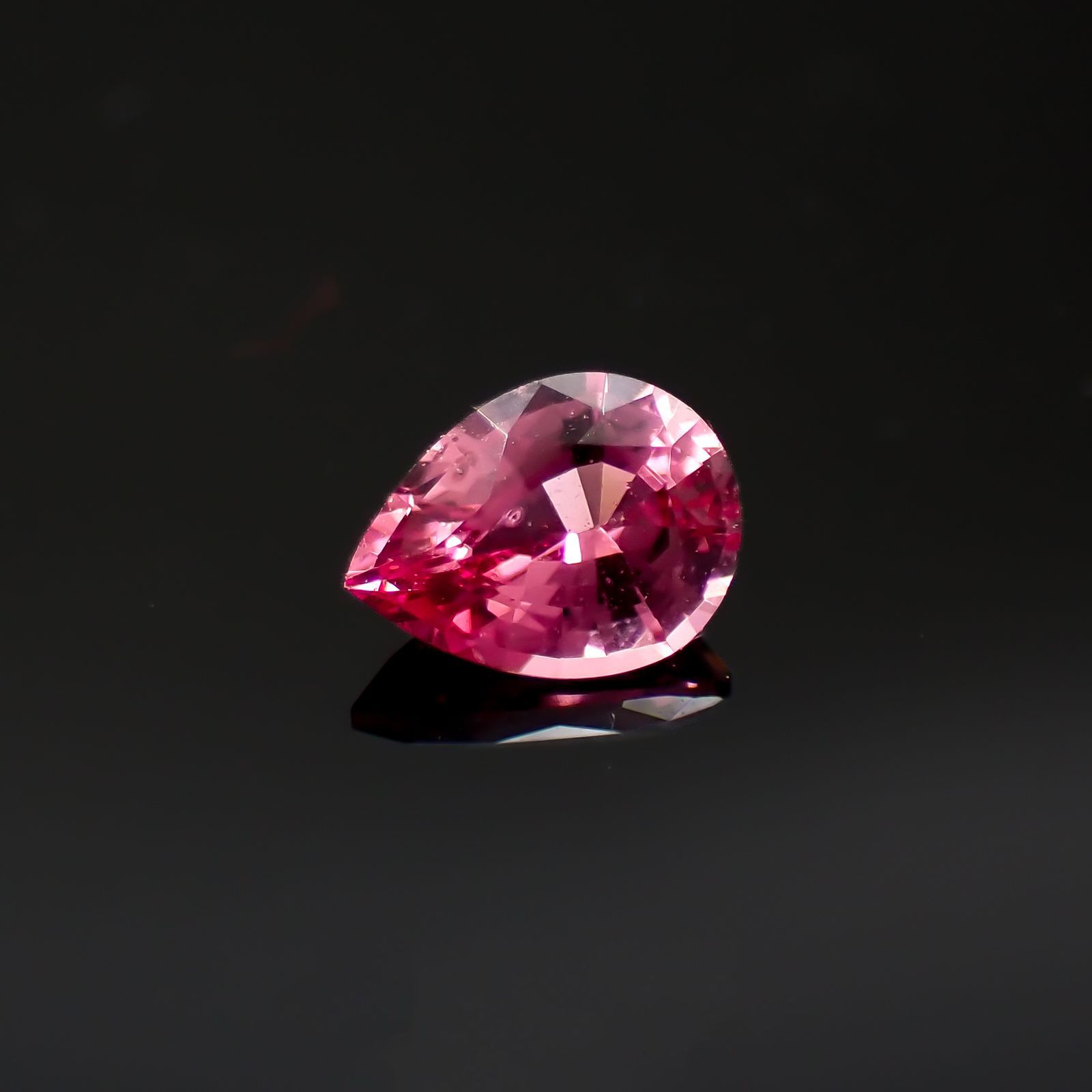 ホットピンクスピネル(宝石名ピンク・スピネル)タンザニア産 0.31ct 識別済[220817355]5.1x3.8mm前後